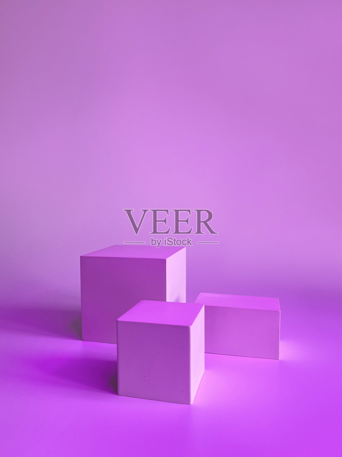 粉红色的方形支架，各种产品，讲台上的广告在一个方形照片摄影图片