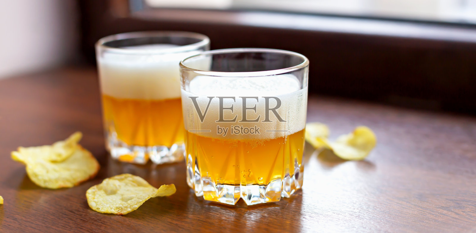 窗台上的两杯淡啤酒照片摄影图片