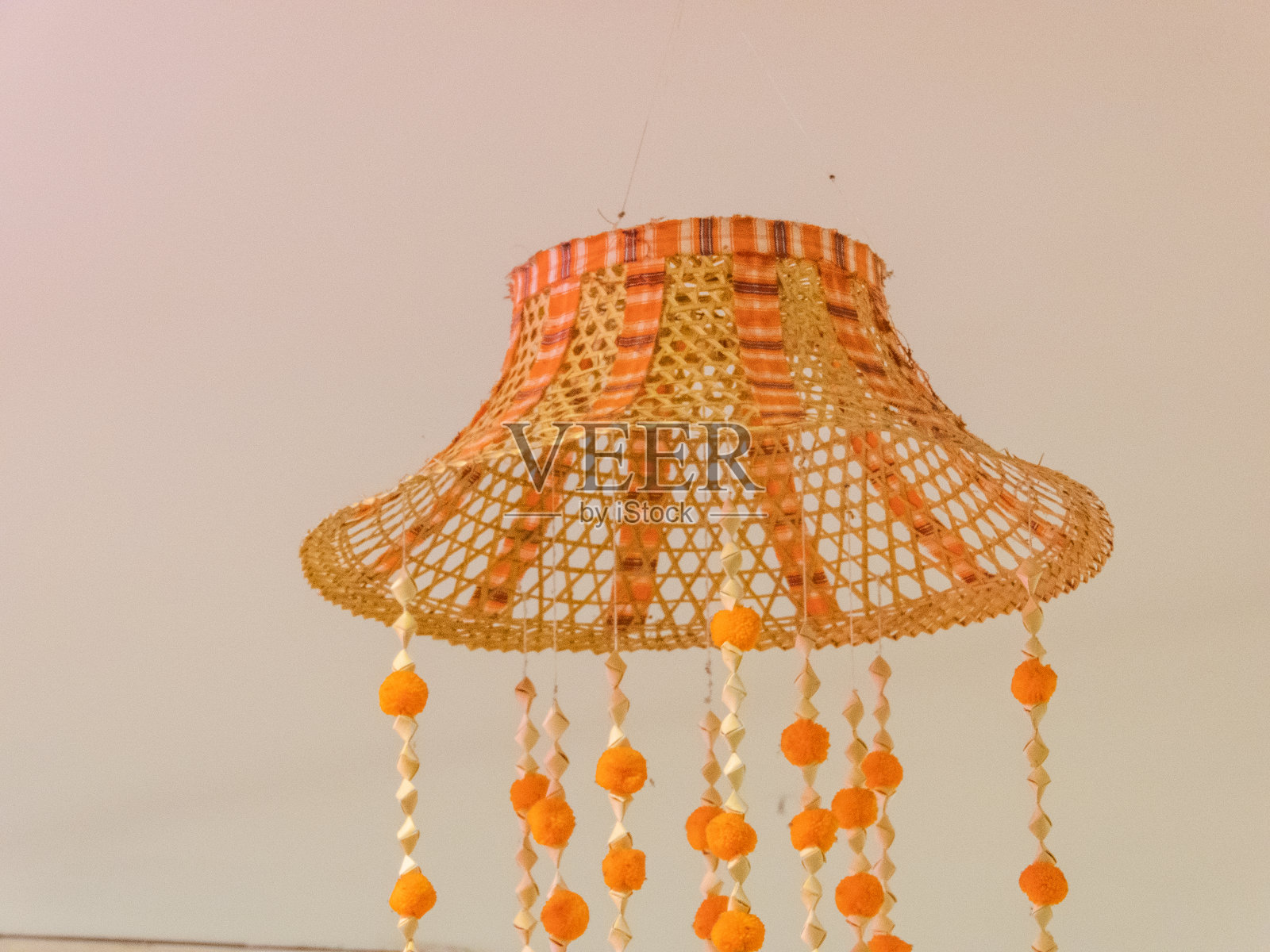 编织竹灯是一种制作精美的照明灯具，为任何空间增添了一丝自然的优雅。照片摄影图片