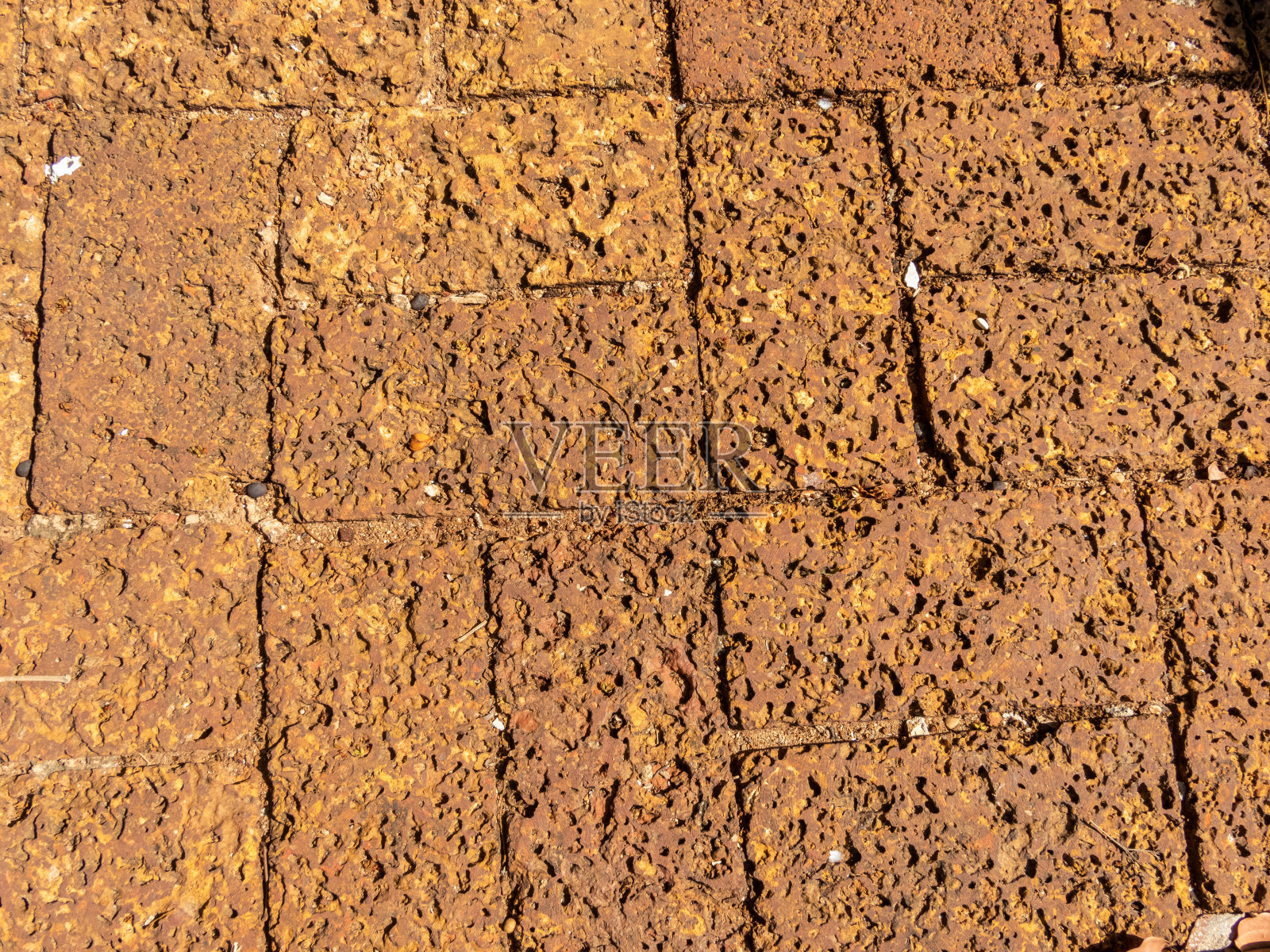 红土石材地板为空间增添了一丝质朴的优雅，照片摄影图片