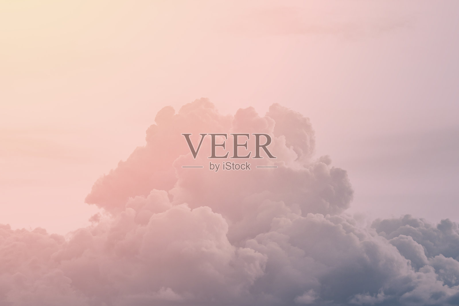 落日映衬着蓬松的云朵照片摄影图片