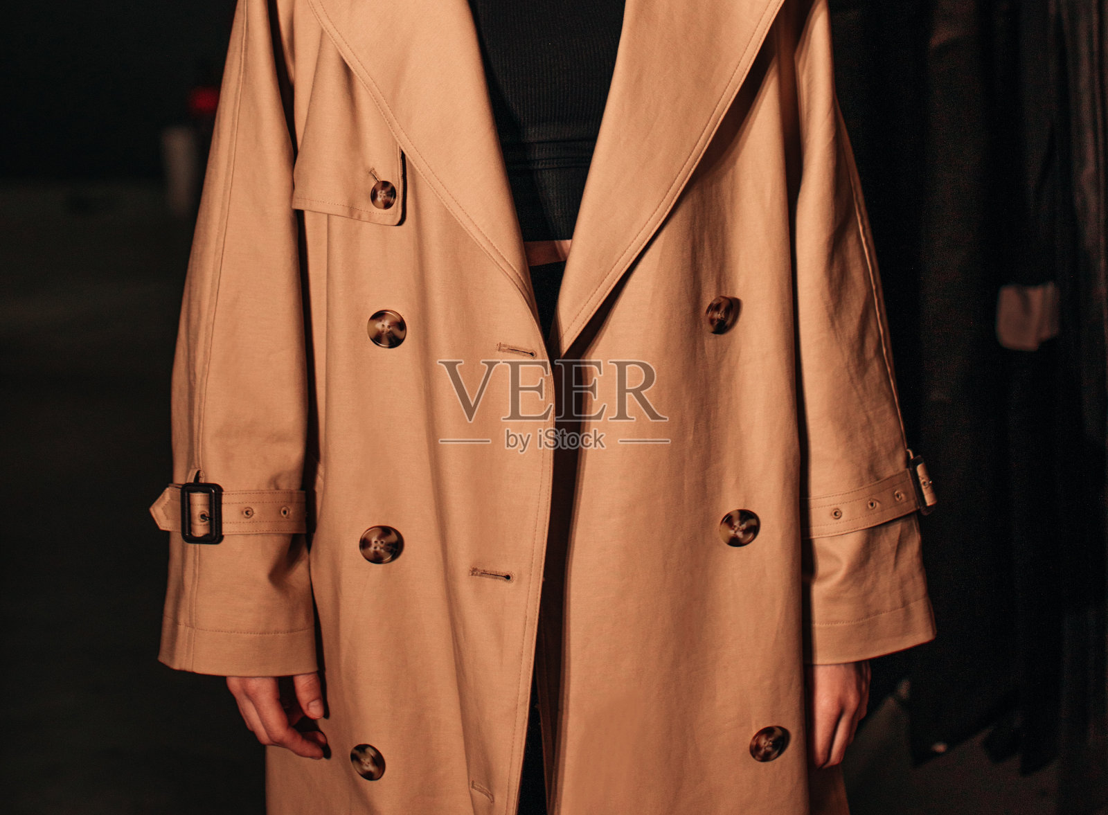 时尚布料细节的棕色秋季花式大衣。街头风格的服装概念。照片摄影图片