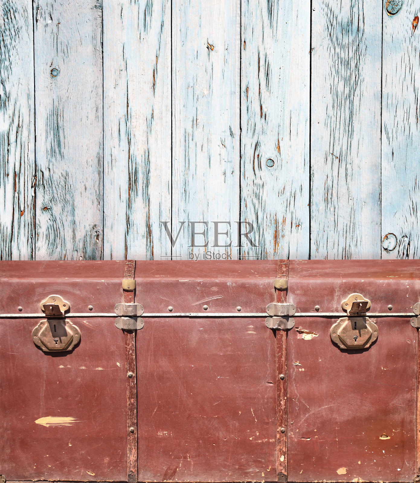 复古背景与红色复古胸部软垫在皮革与黄铜扣和墙壁与木板。产品显示模板。破旧别致的风格背景。文本复制空间照片摄影图片