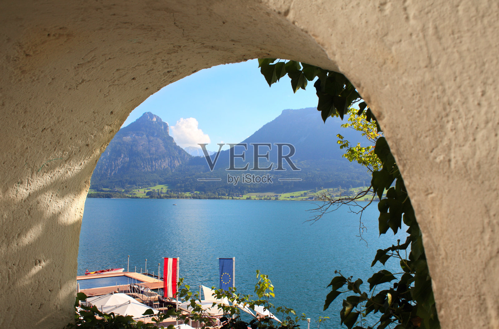 奥地利，中世纪堡垒城墙上透过窗户看到的沃尔夫冈湖照片摄影图片