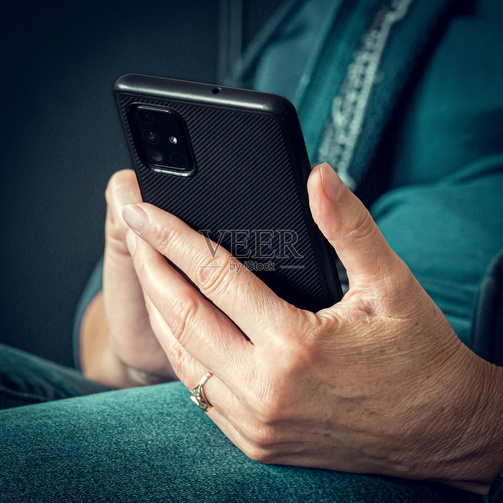 拿着智能手机的女人照片摄影图片