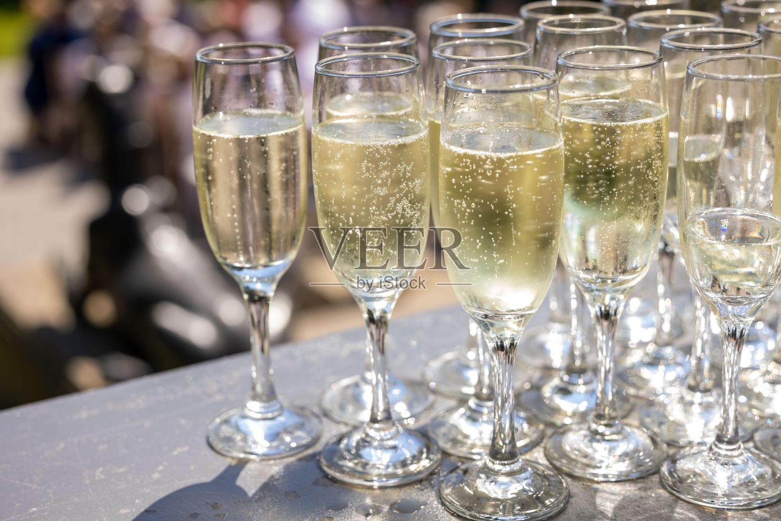 一排酒杯放在桌子上照片摄影图片