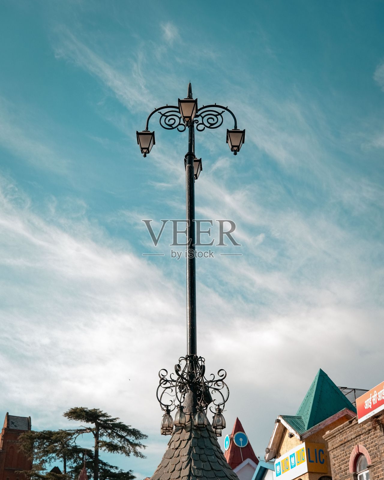 街灯映衬着多云的蓝天照片摄影图片