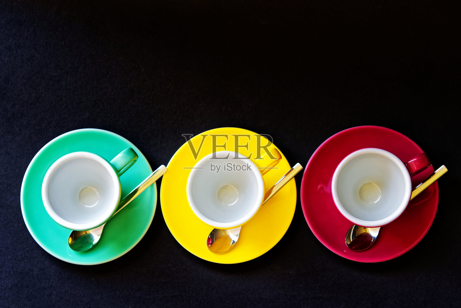 一排咖啡杯的俯视图。照片摄影图片