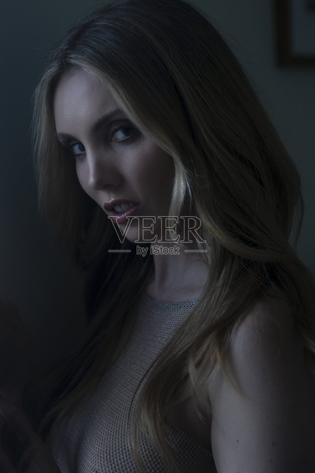 罗珊娜看着镜头照片摄影图片