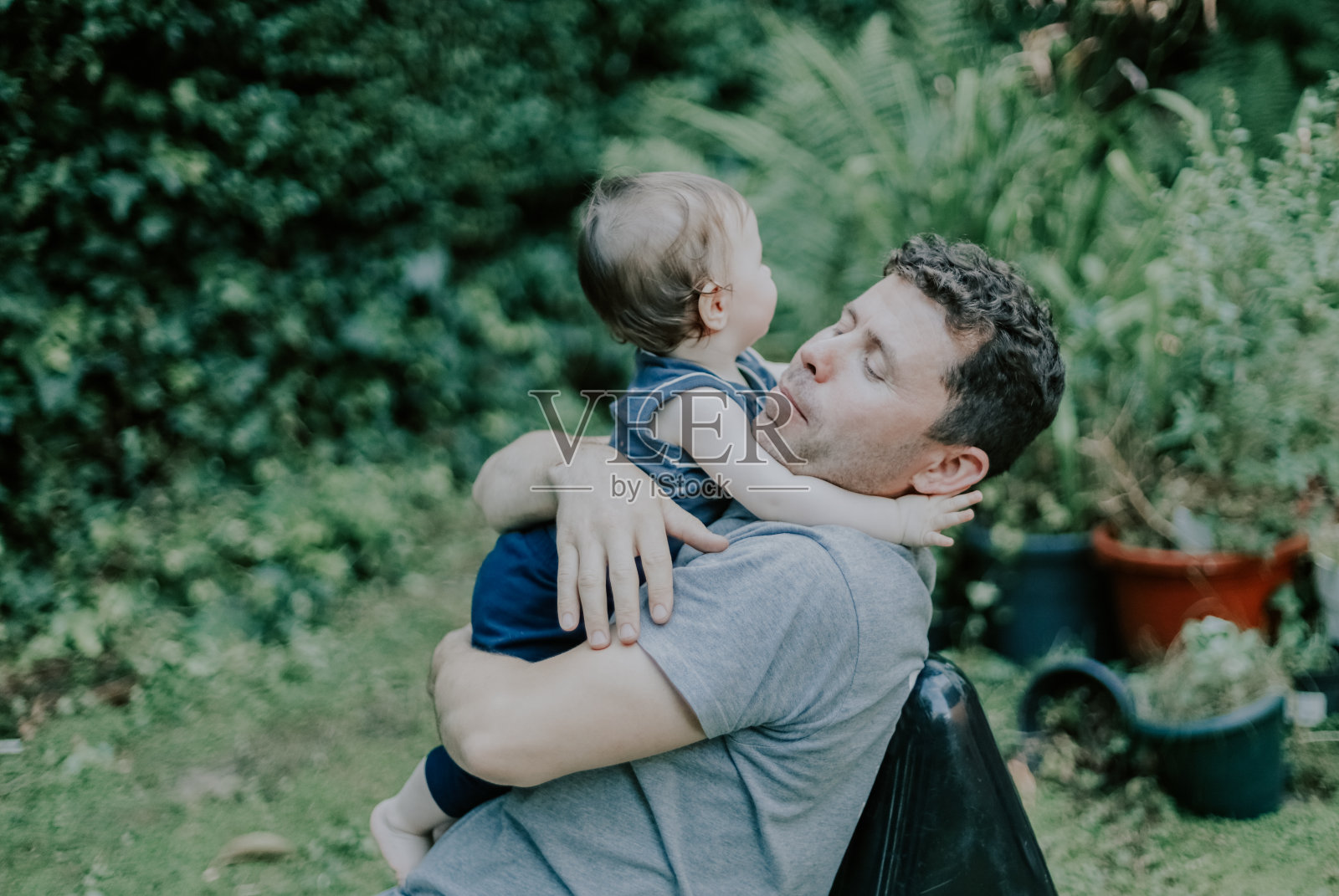 一位白人父亲和他温柔拥抱的小女孩的肖像照片摄影图片