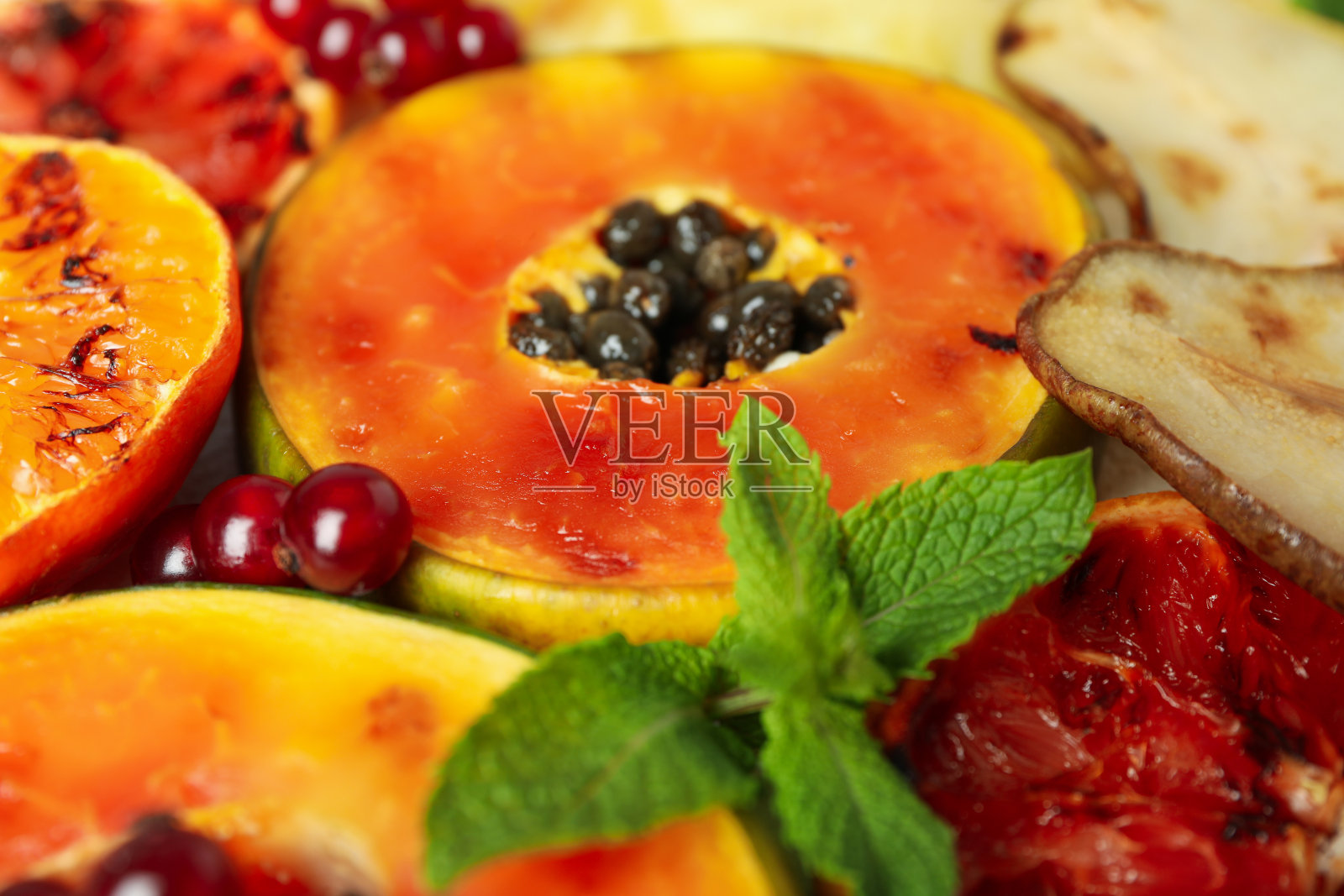 背景上全是烤水果，近景。照片摄影图片