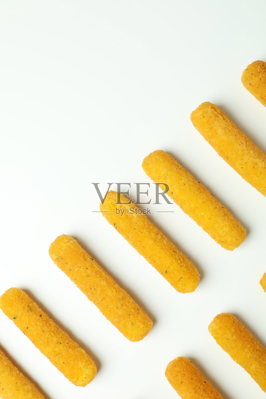 白色背景上放着芝士棒照片摄影图片