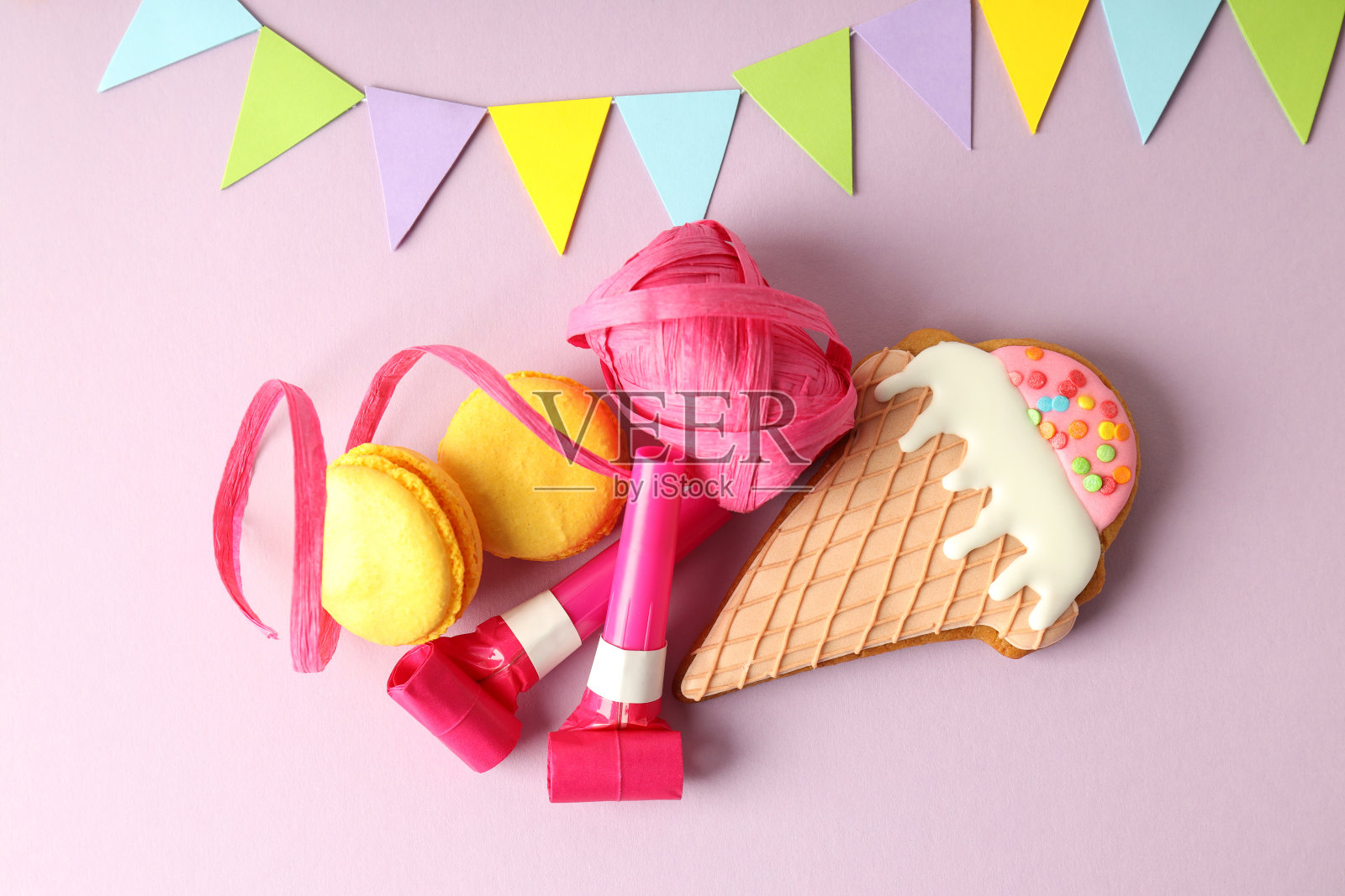 生日饰品在淡紫色背景，俯视图照片摄影图片