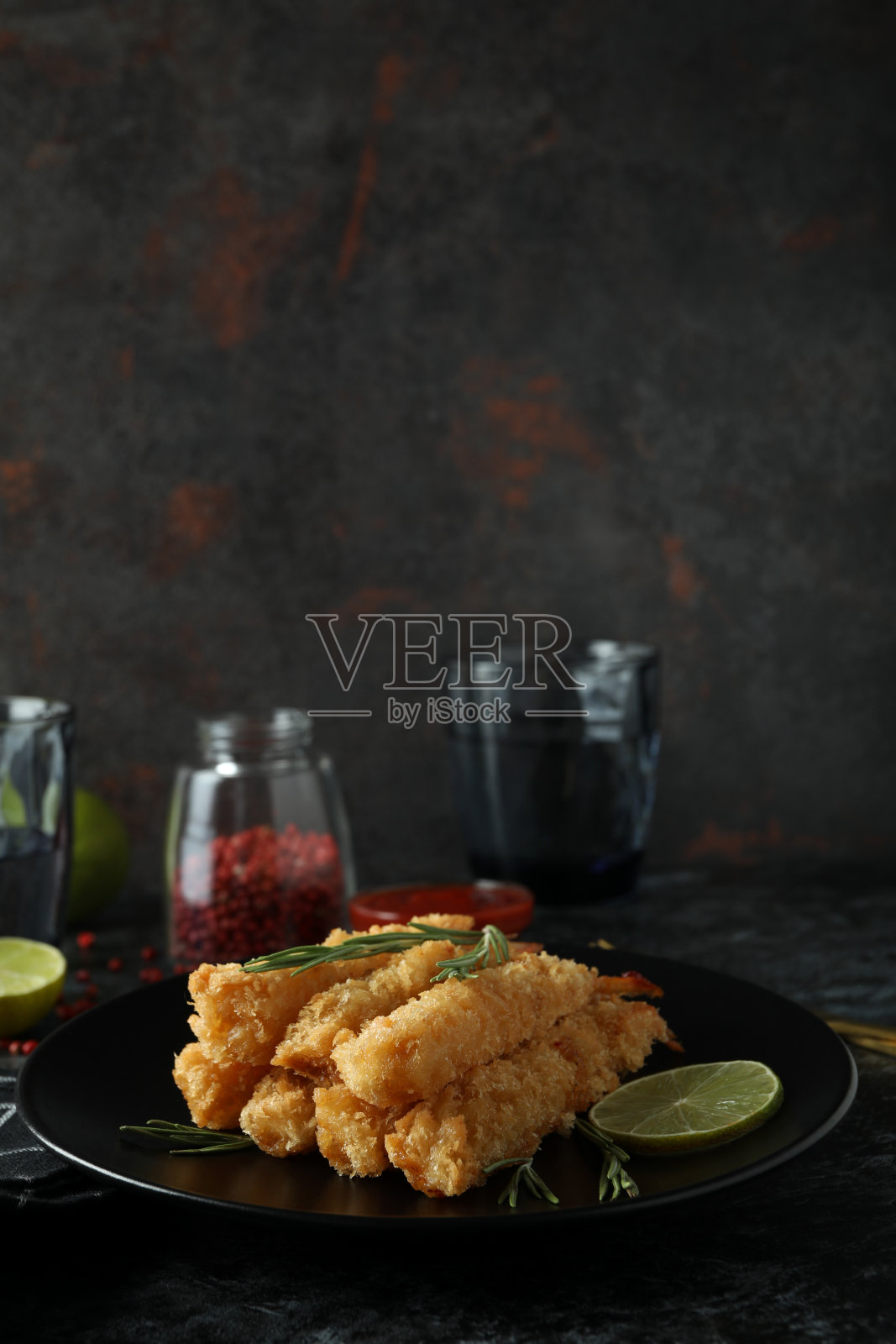 Сoncept美味的食物与油炸虾在黑暗的桌子上照片摄影图片