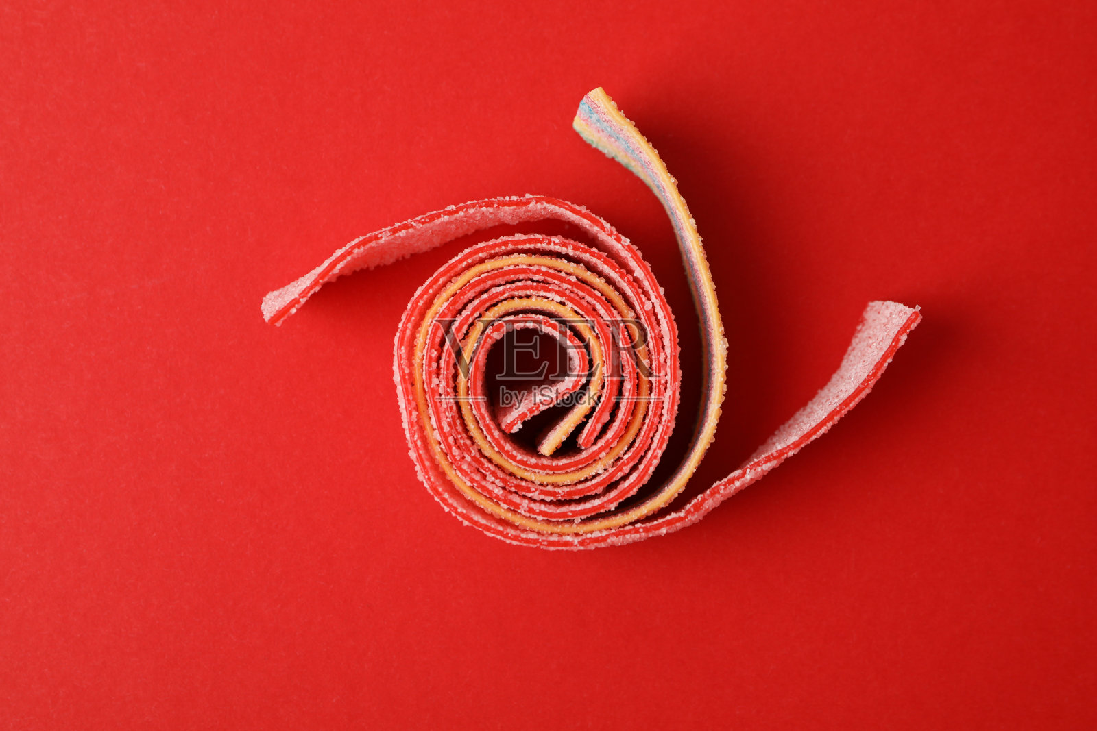 红色背景的软糖，俯视图照片摄影图片