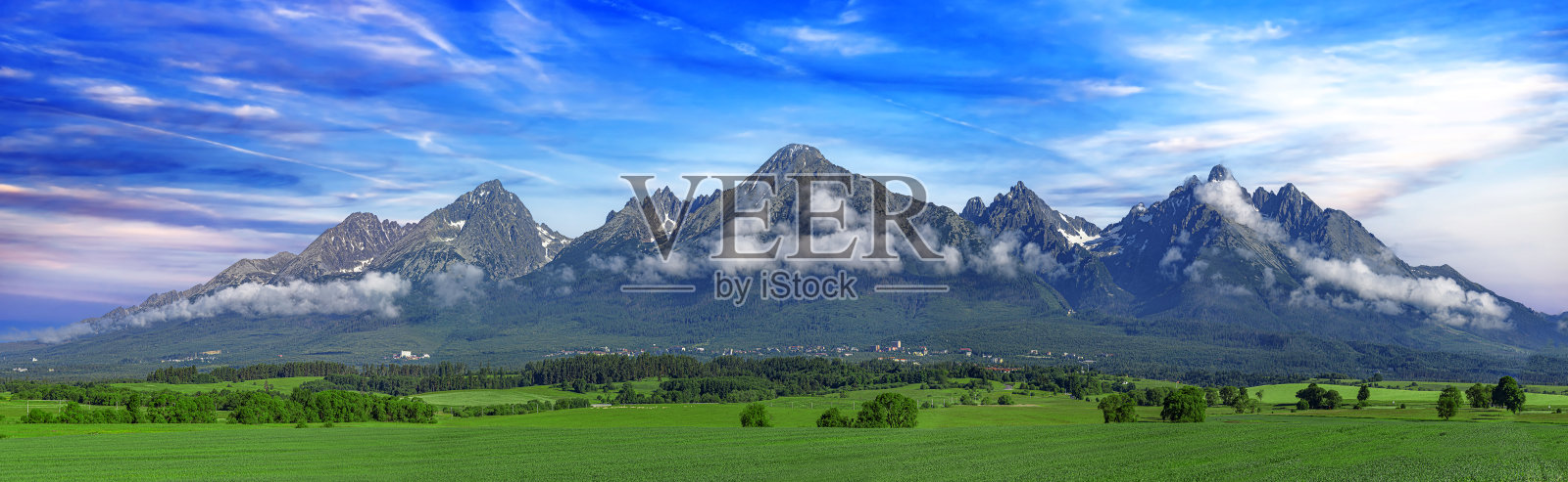 塔特拉山脉全景。照片摄影图片