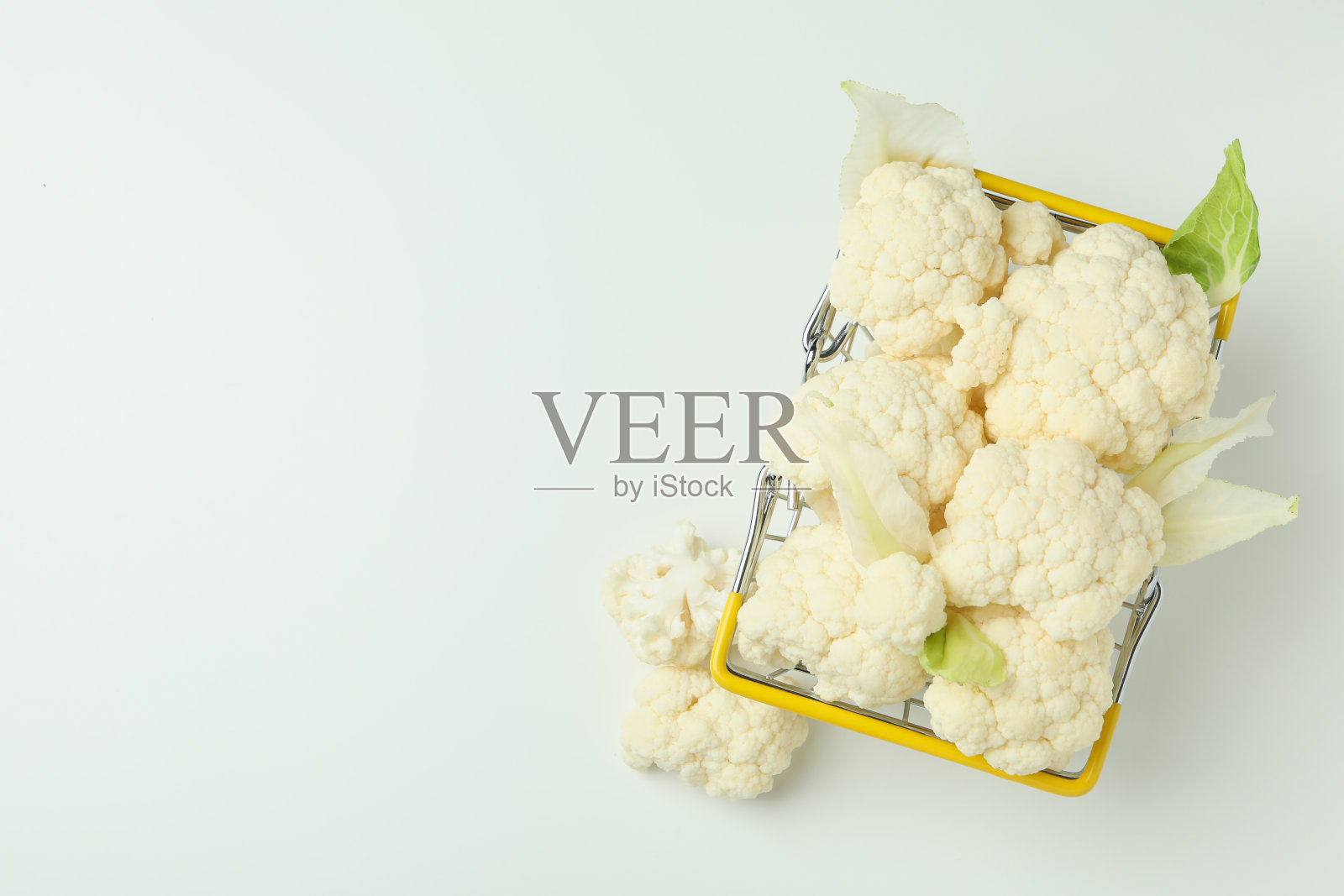 一片片新鲜多汁的花椰菜在白色背景的篮子里照片摄影图片