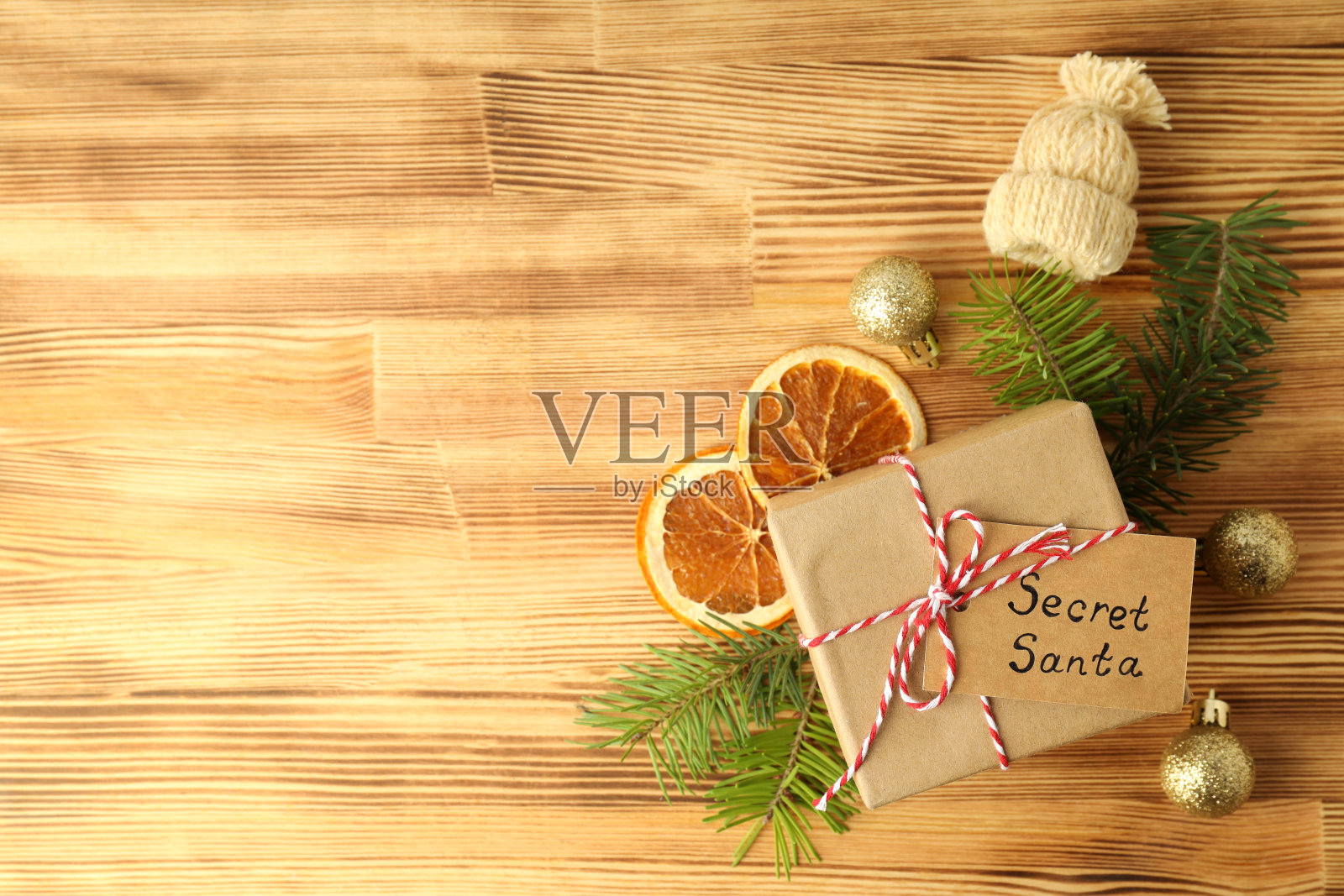 木制背景上的神秘圣诞老人和圣诞构图照片摄影图片