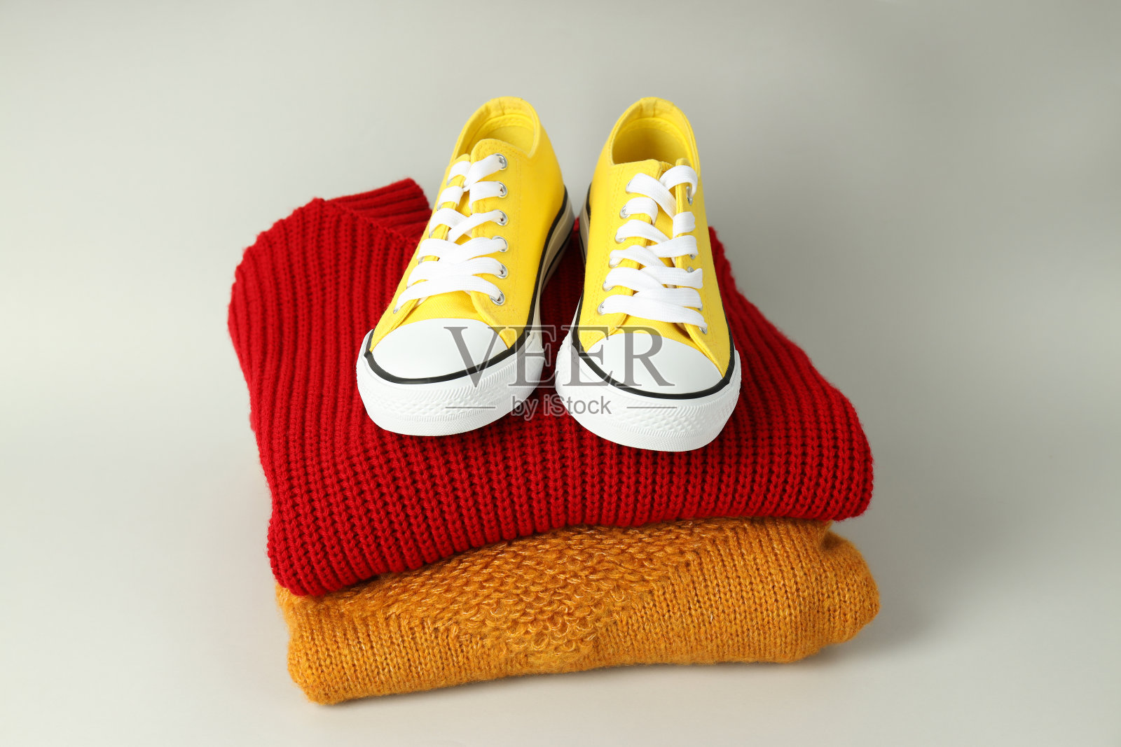 浅灰色背景的毛衣和运动鞋照片摄影图片