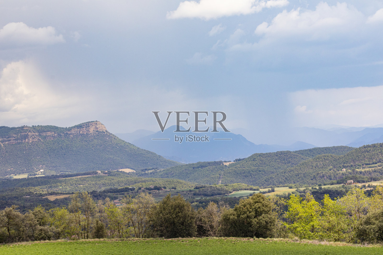 春天的蒙特梅杰景色，山上的雨。照片摄影图片