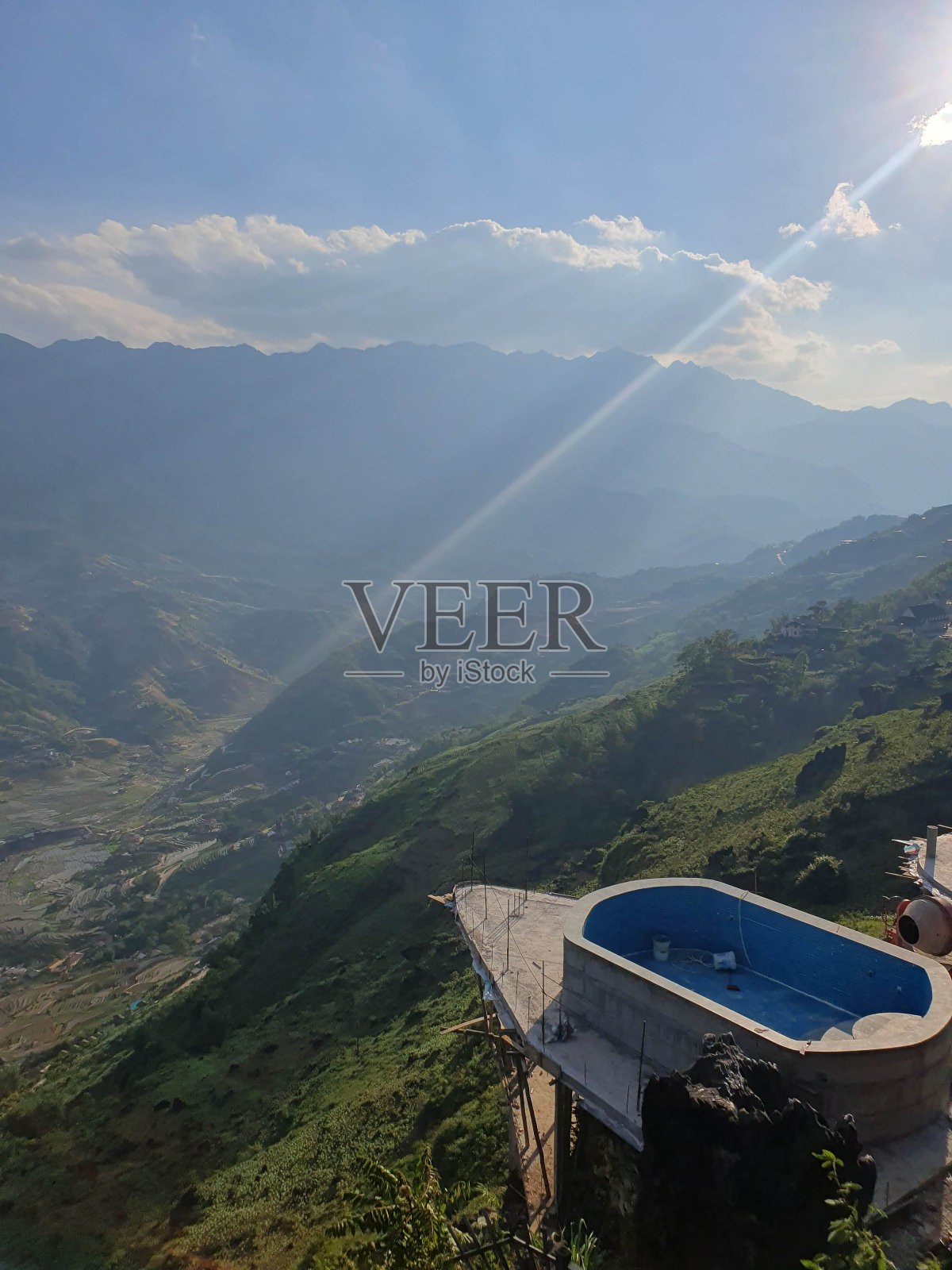 山上的游泳池，可以看到沙巴山和稻田梯田，越南。照片摄影图片