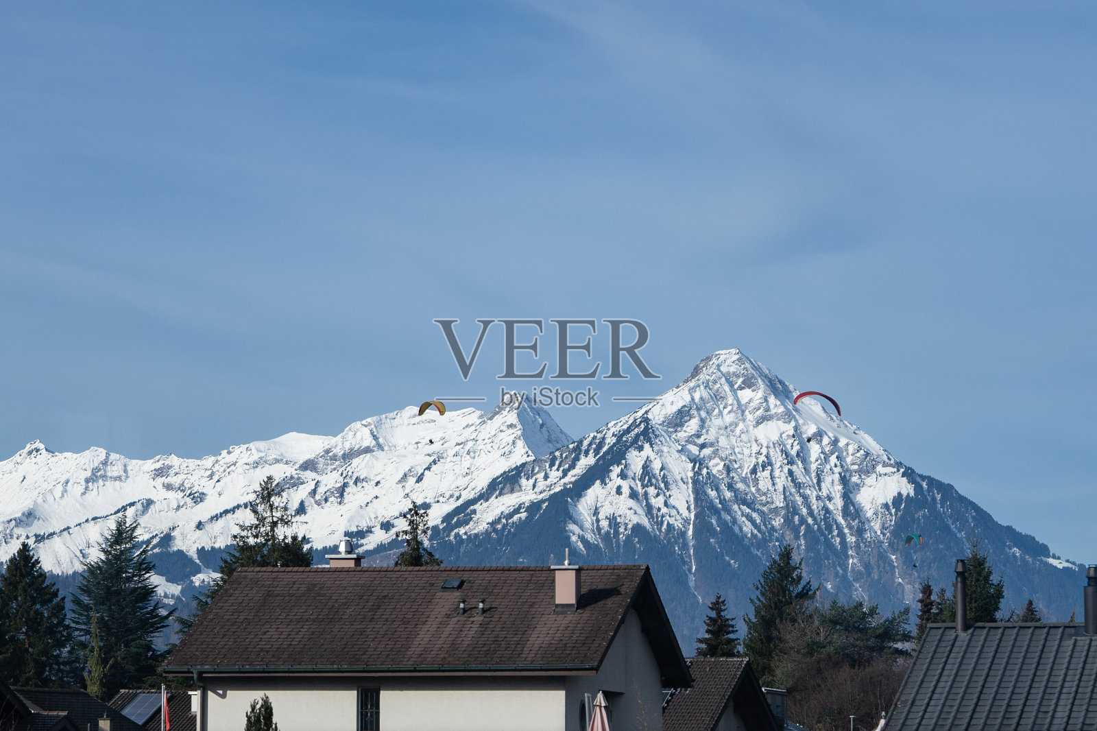 瑞士格林德瓦尔的第一座高山。照片摄影图片