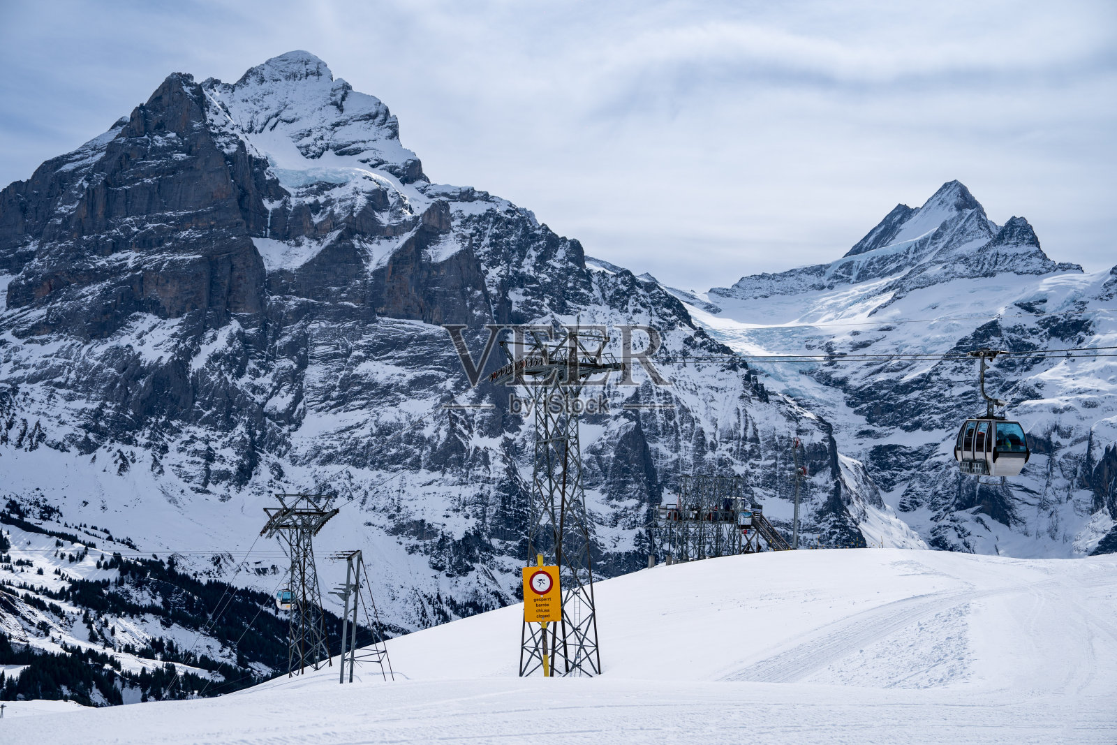 瑞士格林德瓦尔的第一座高山。照片摄影图片