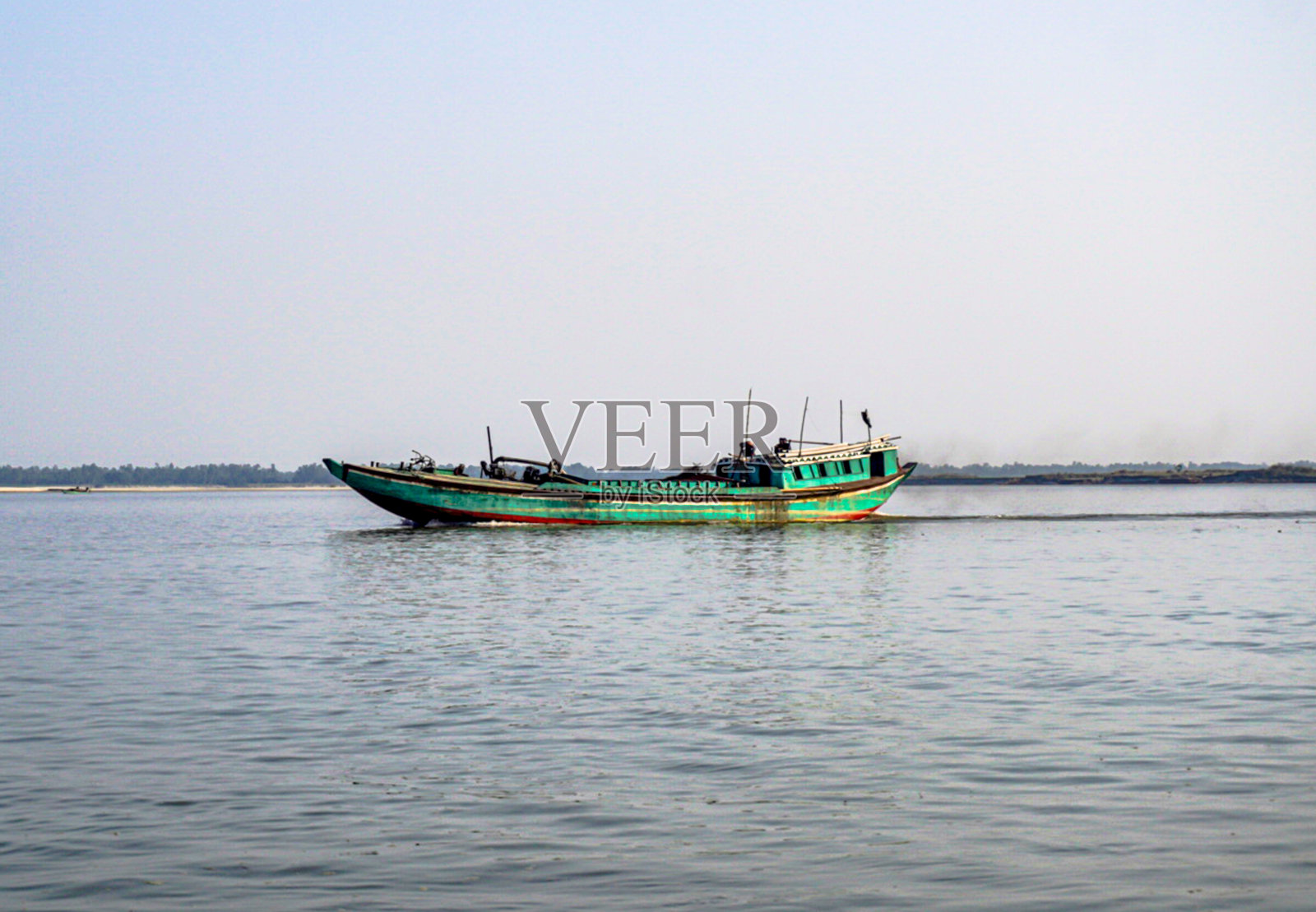 河里有一辆拖着货物的手推车照片摄影图片