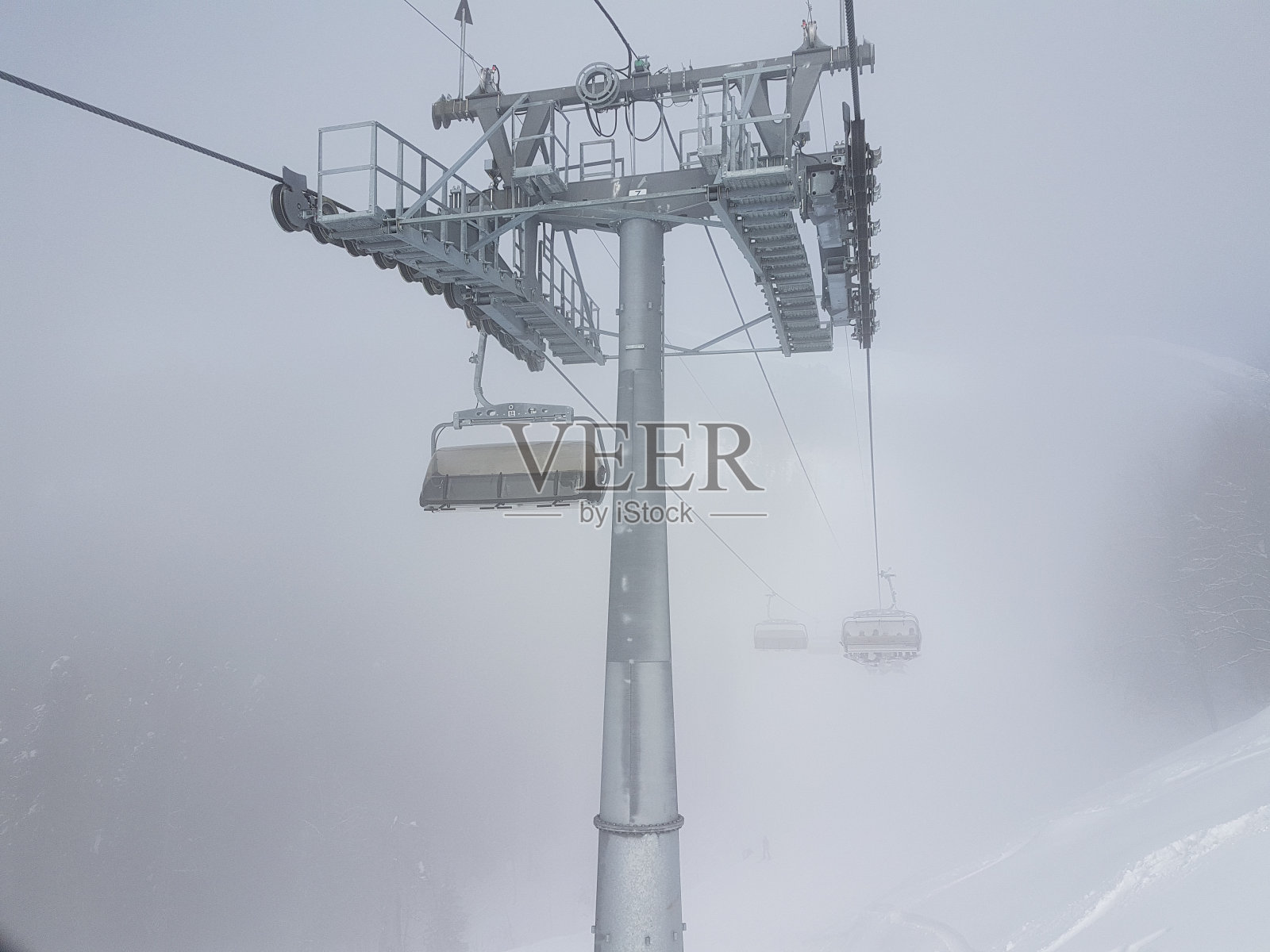 滑雪缆车，在山上滑雪或单板滑雪娱乐照片摄影图片