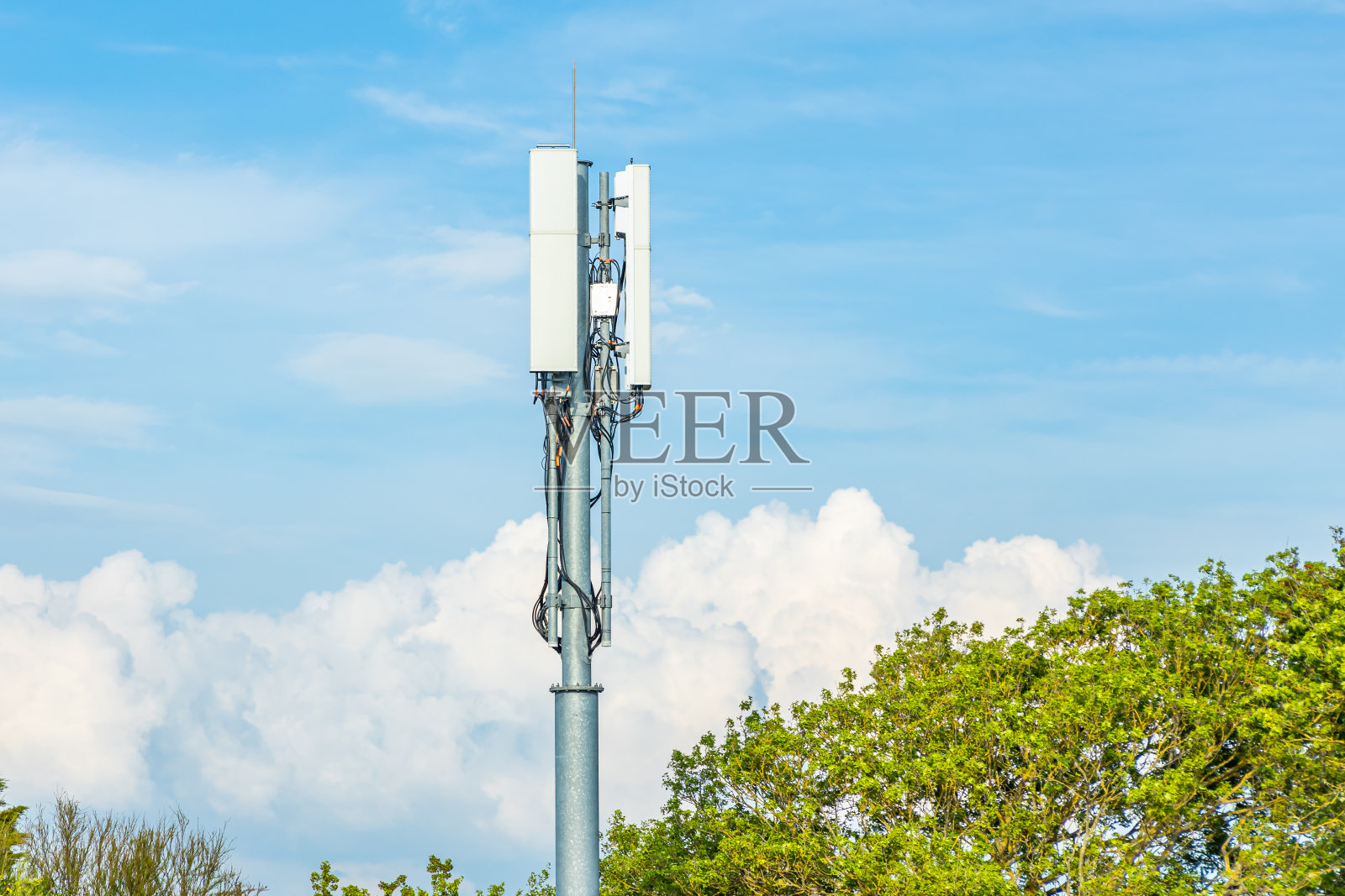 电信桅杆上的5G蜂窝网络天线照片摄影图片