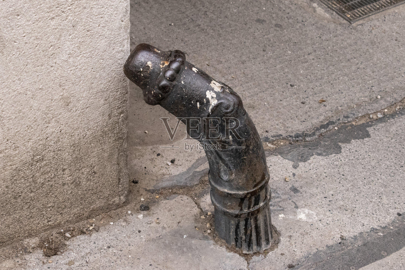 路上有奇怪的金属物体照片摄影图片