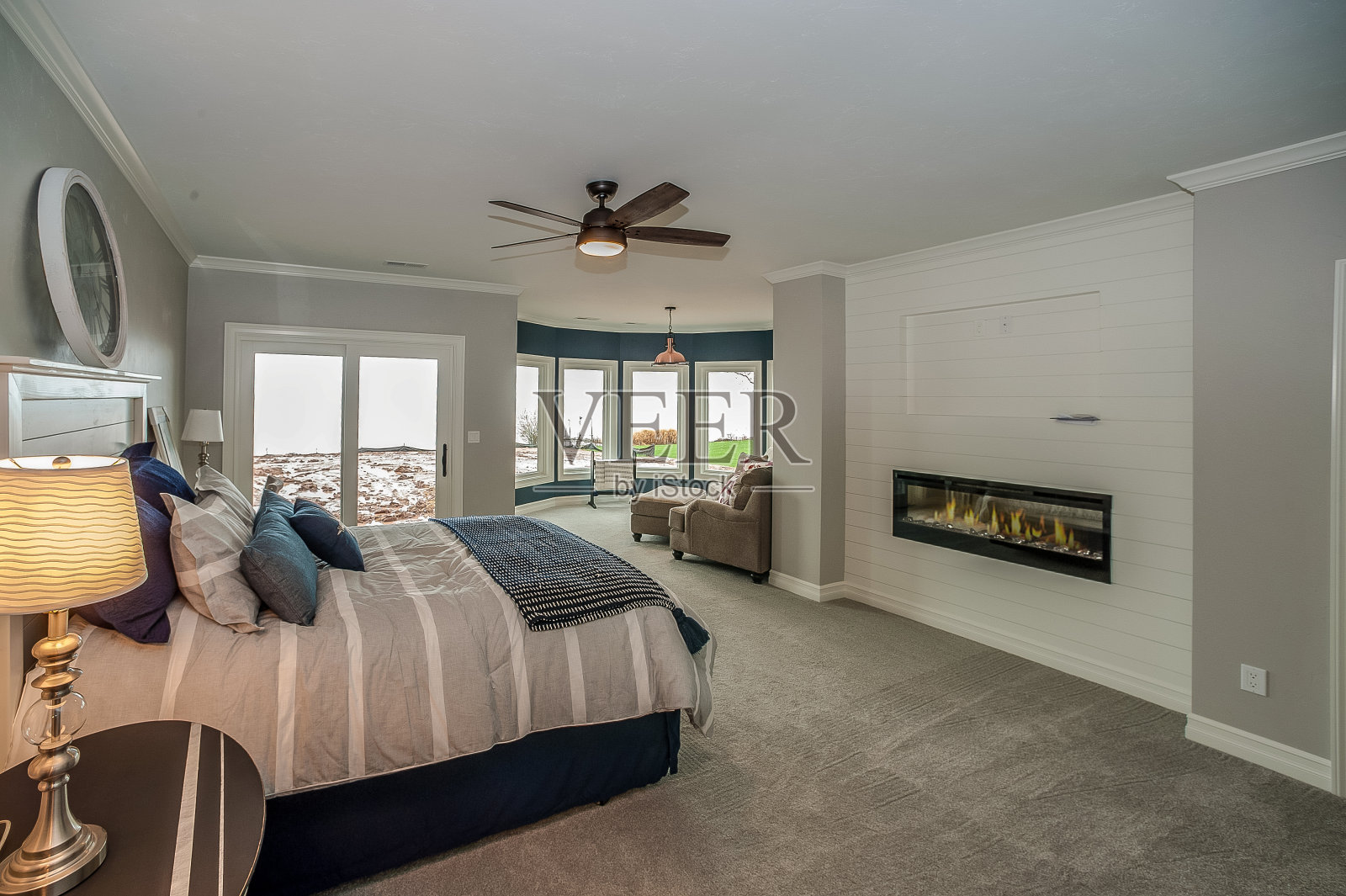 线性壁炉为卧室提供了完美的环境照片摄影图片