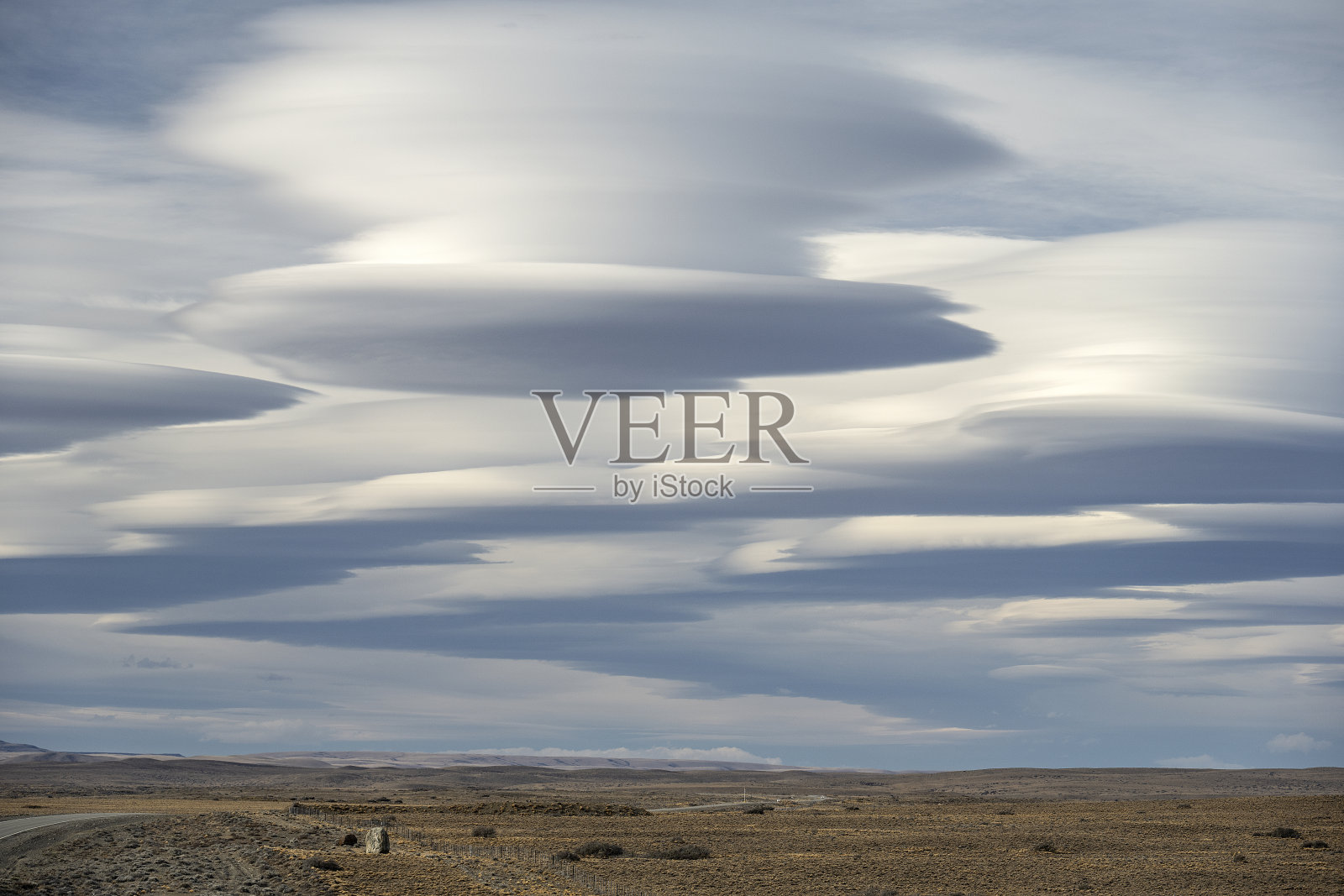 阿根廷圣克鲁斯维德玛湖附近的荚状云。照片摄影图片