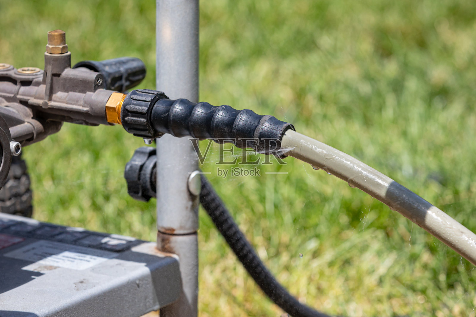 高压清洗机高压软管漏水。动力洗衣机的维修、保养和服务理念。照片摄影图片