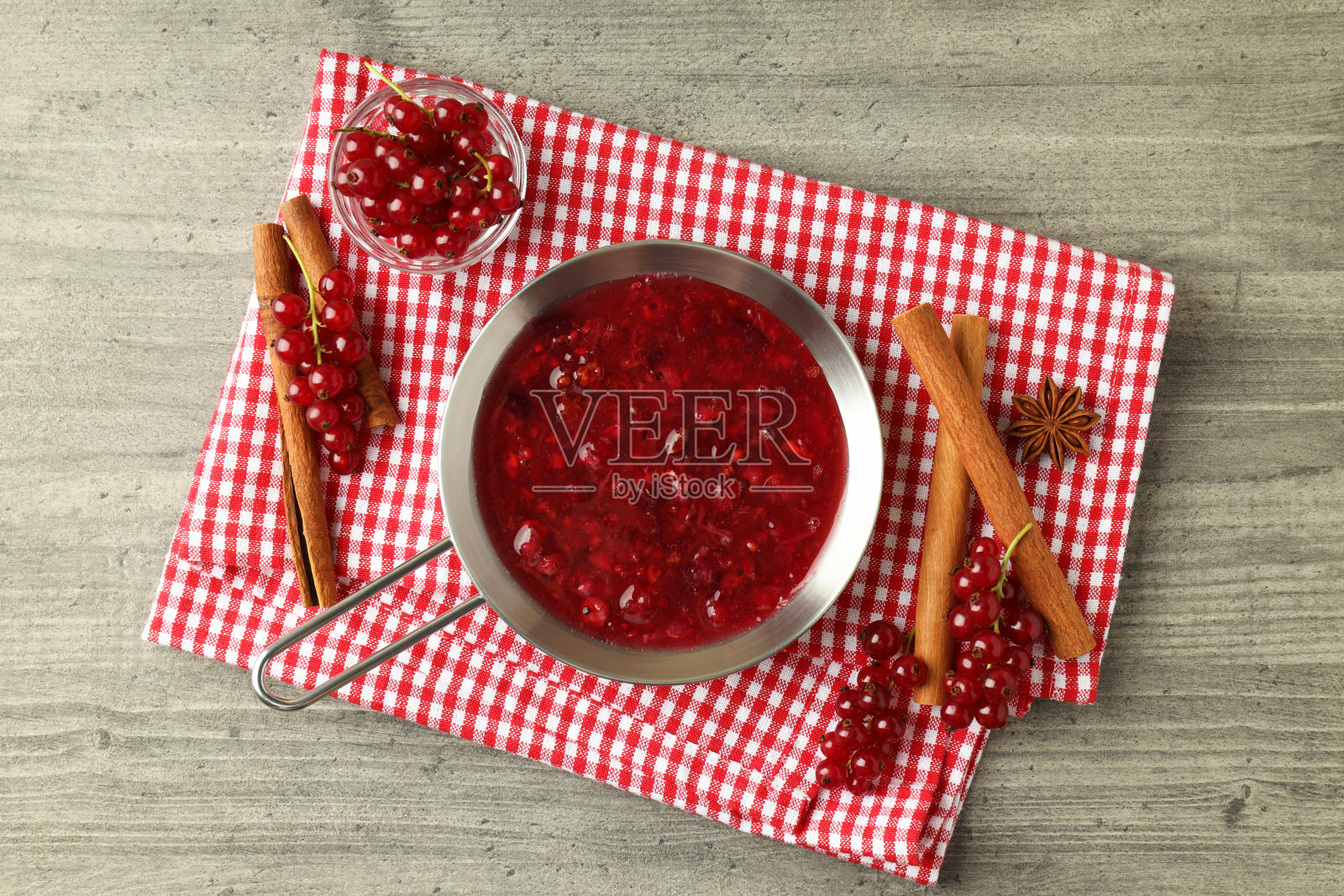 灰色纹理桌子上的蔓越莓酱和配料照片摄影图片