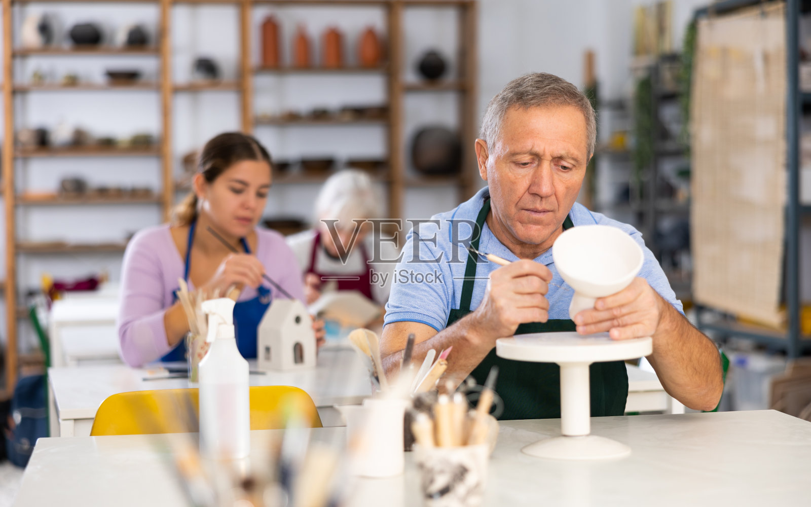 人们学会了用粘土雕刻花纹盘照片摄影图片