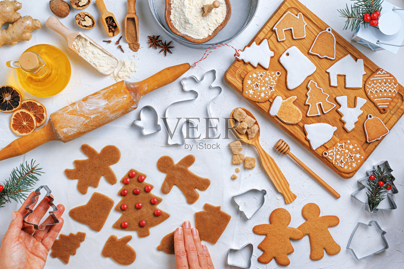 圣诞姜饼形状各异，配料为姜饼和女面包师的手，俯视图，平铺照片摄影图片