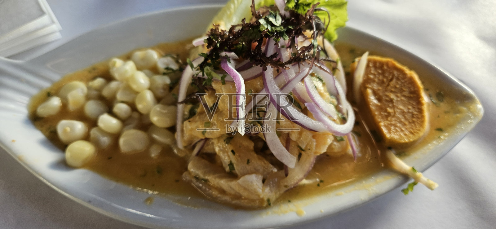 酸橘汁腌鱼端上来了照片摄影图片