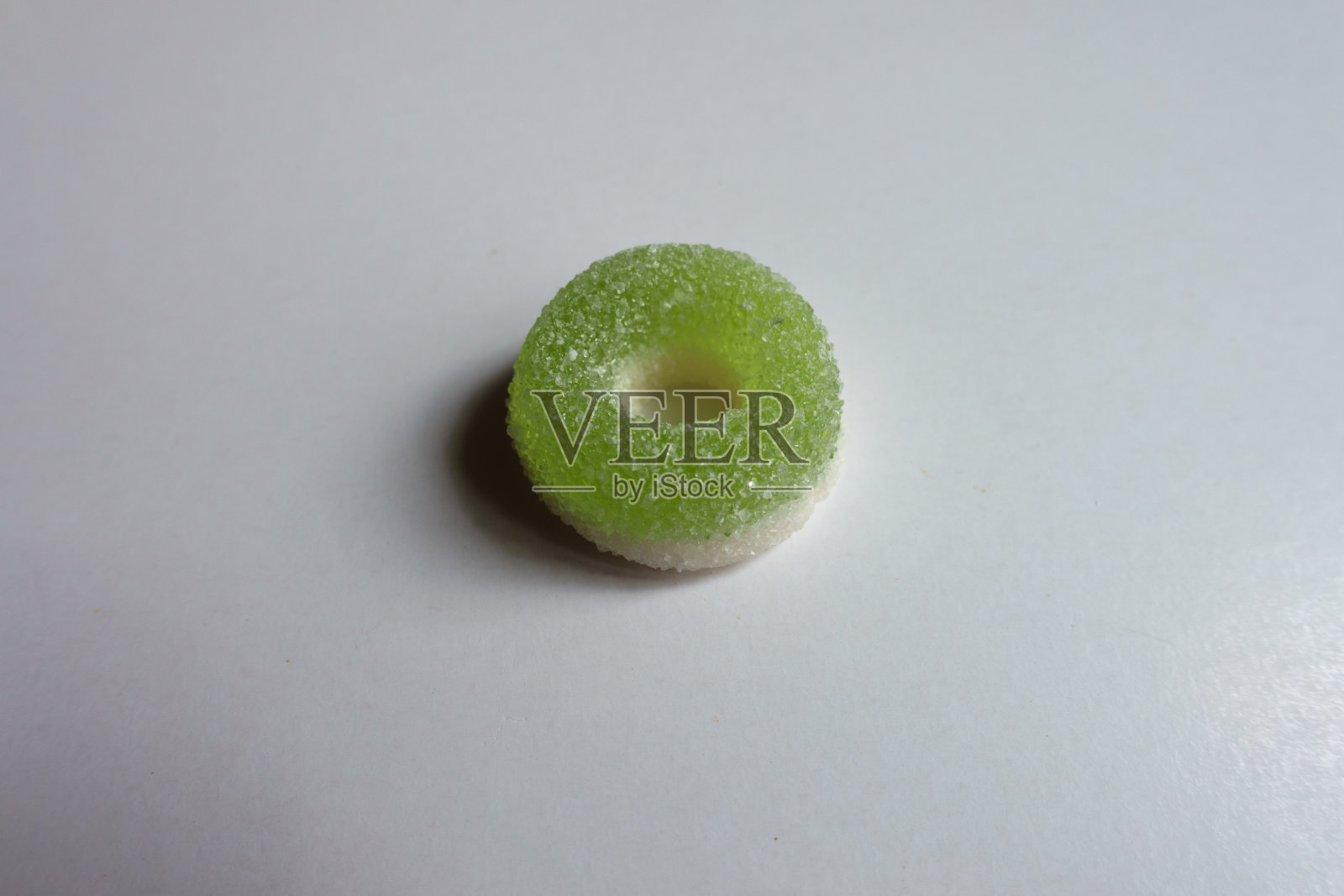 一个绿色和白色糖衣果冻环糖果的近景照片摄影图片