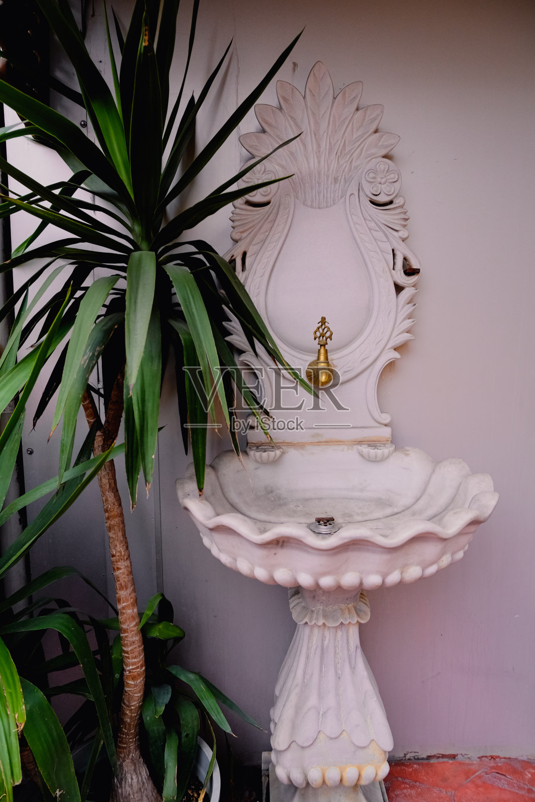 大理石水槽和金色水龙头照片摄影图片