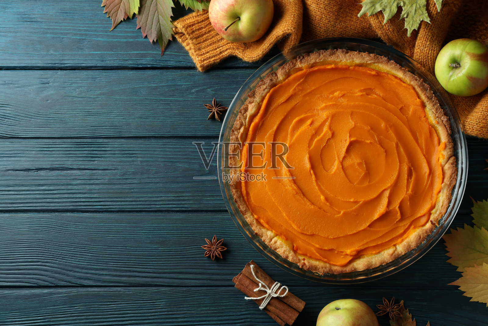 木质背景上的南瓜派美食概念照片摄影图片