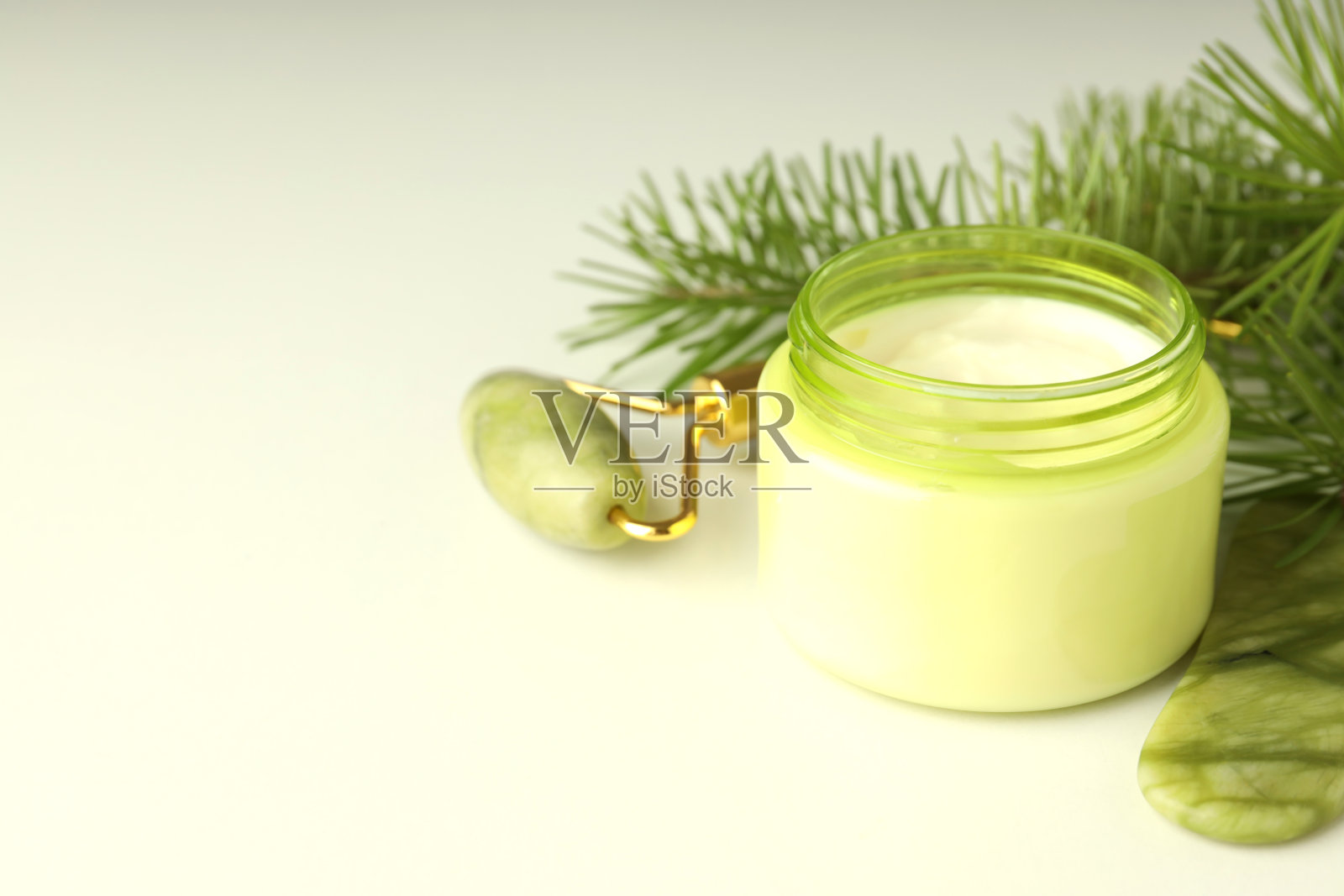 冬季化妆品在白色背景上的构图照片摄影图片