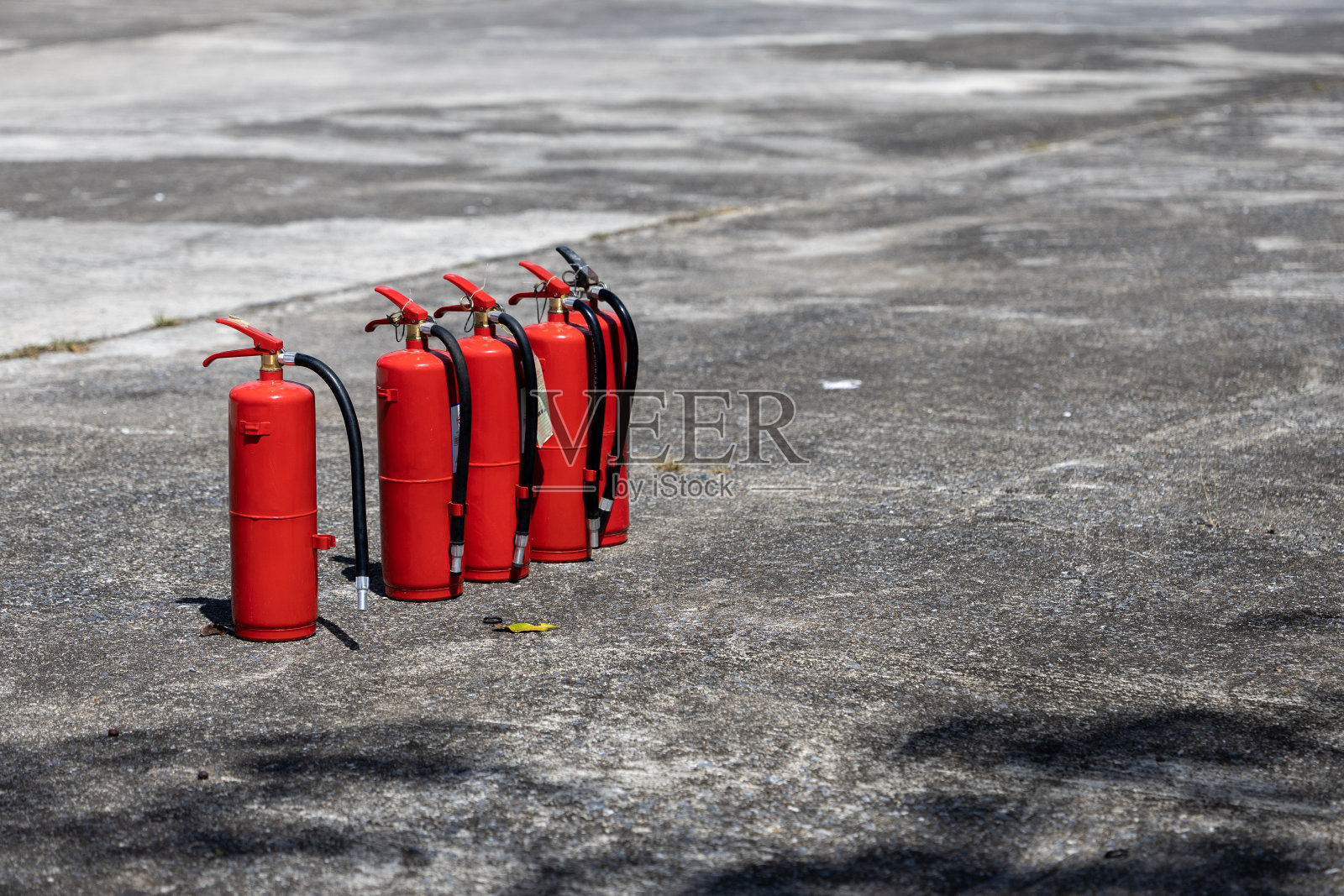 基本的消防和火灾应急程序的实践。照片摄影图片