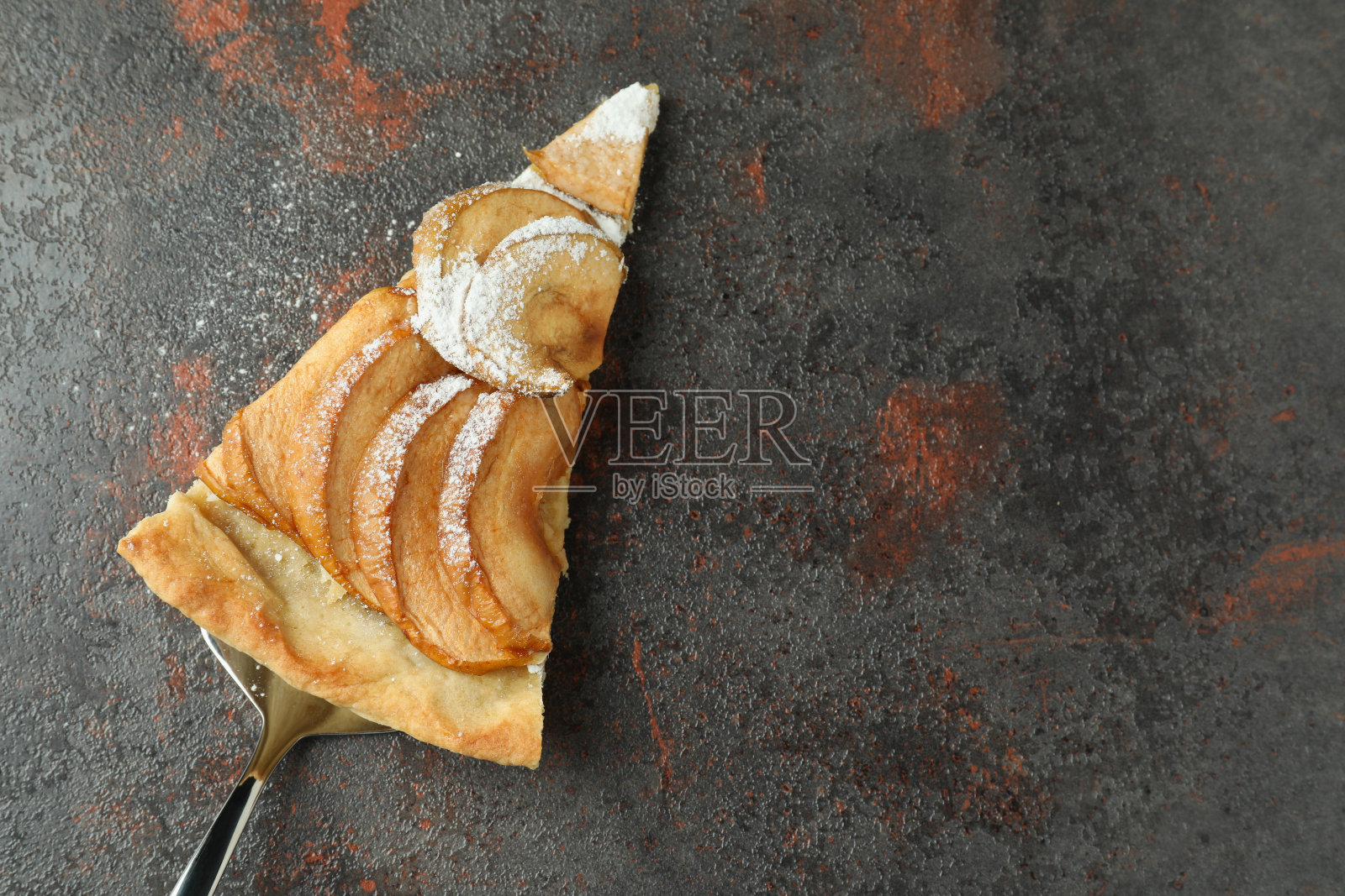 蛋糕勺与切片苹果派纹理背景照片摄影图片