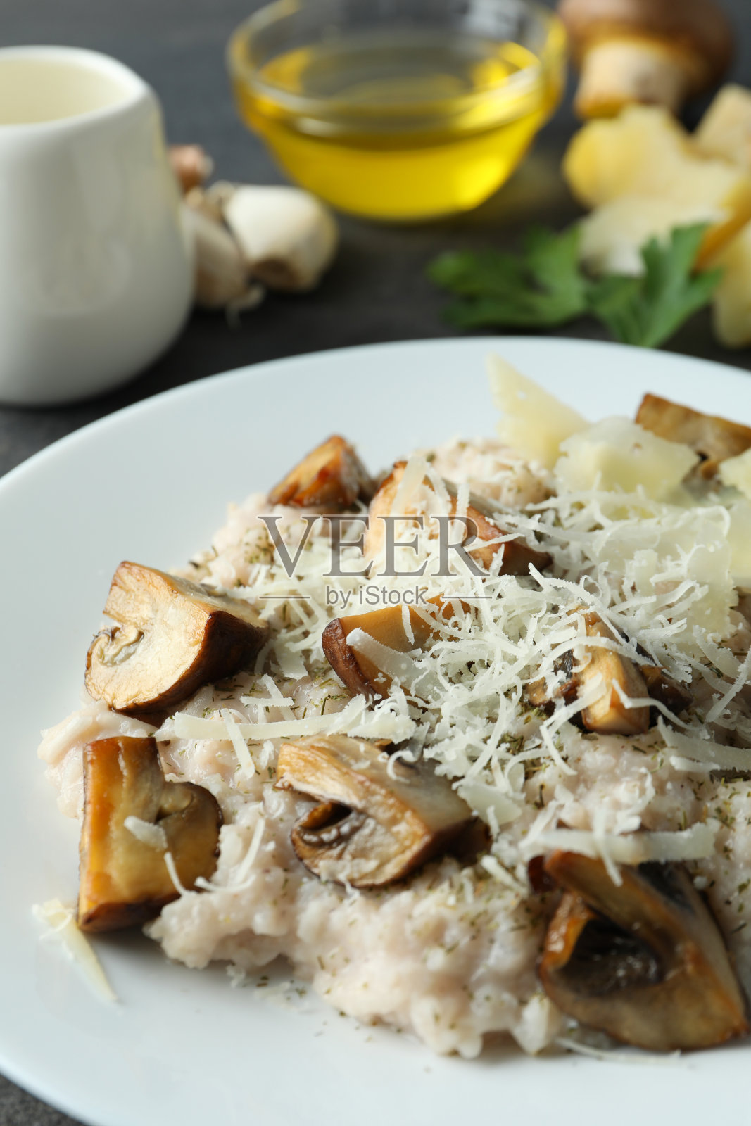 概念美味的食物与意大利烩饭与蘑菇，近距离照片摄影图片