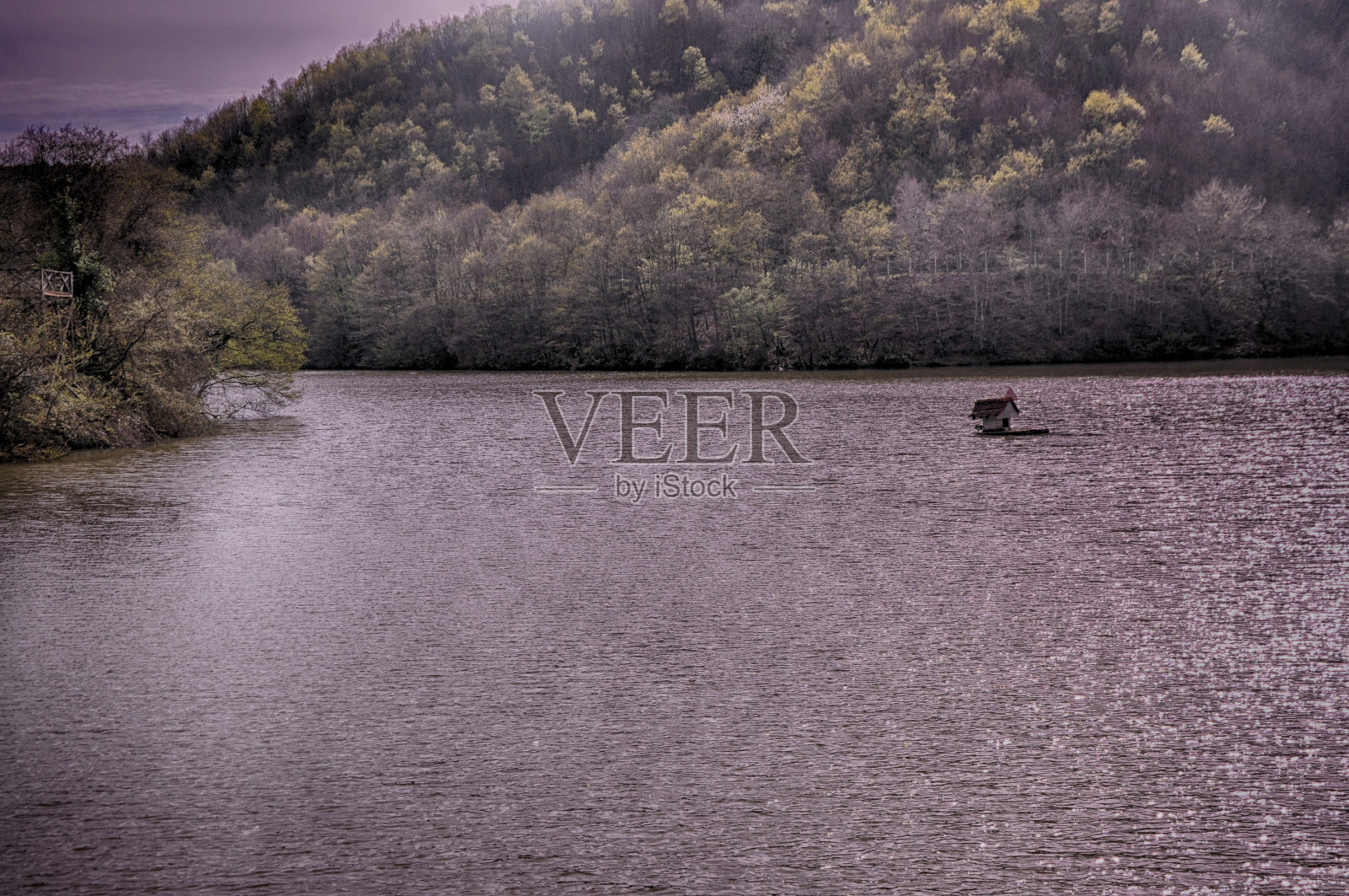 隐湖的当地名称是Sakli Göl，位于土耳其伊斯坦布尔的斯乐照片摄影图片