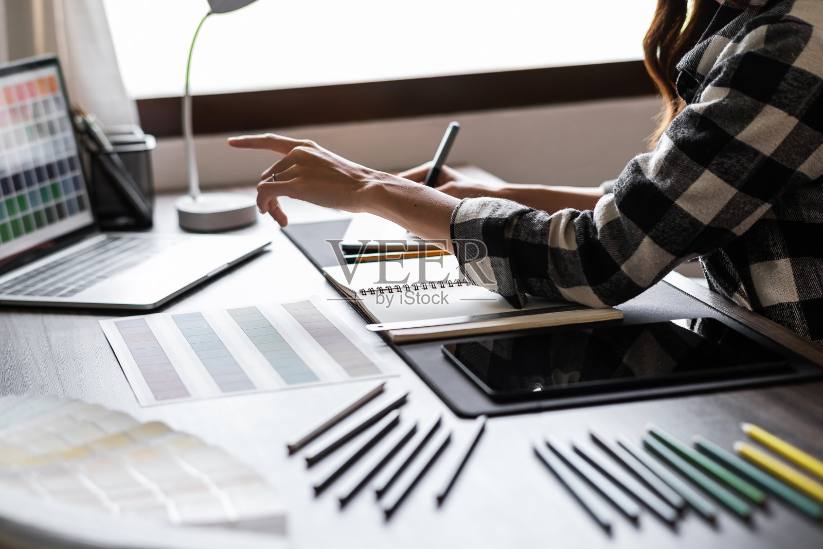 平面设计师与创意编辑的想法设计的概念。照片摄影图片