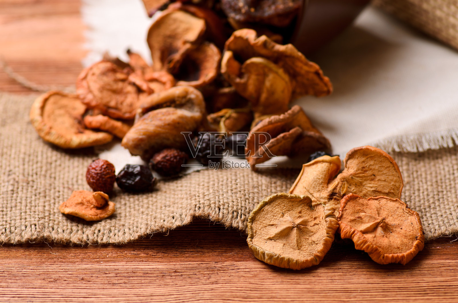 褐色木桌上放着干苹果照片摄影图片