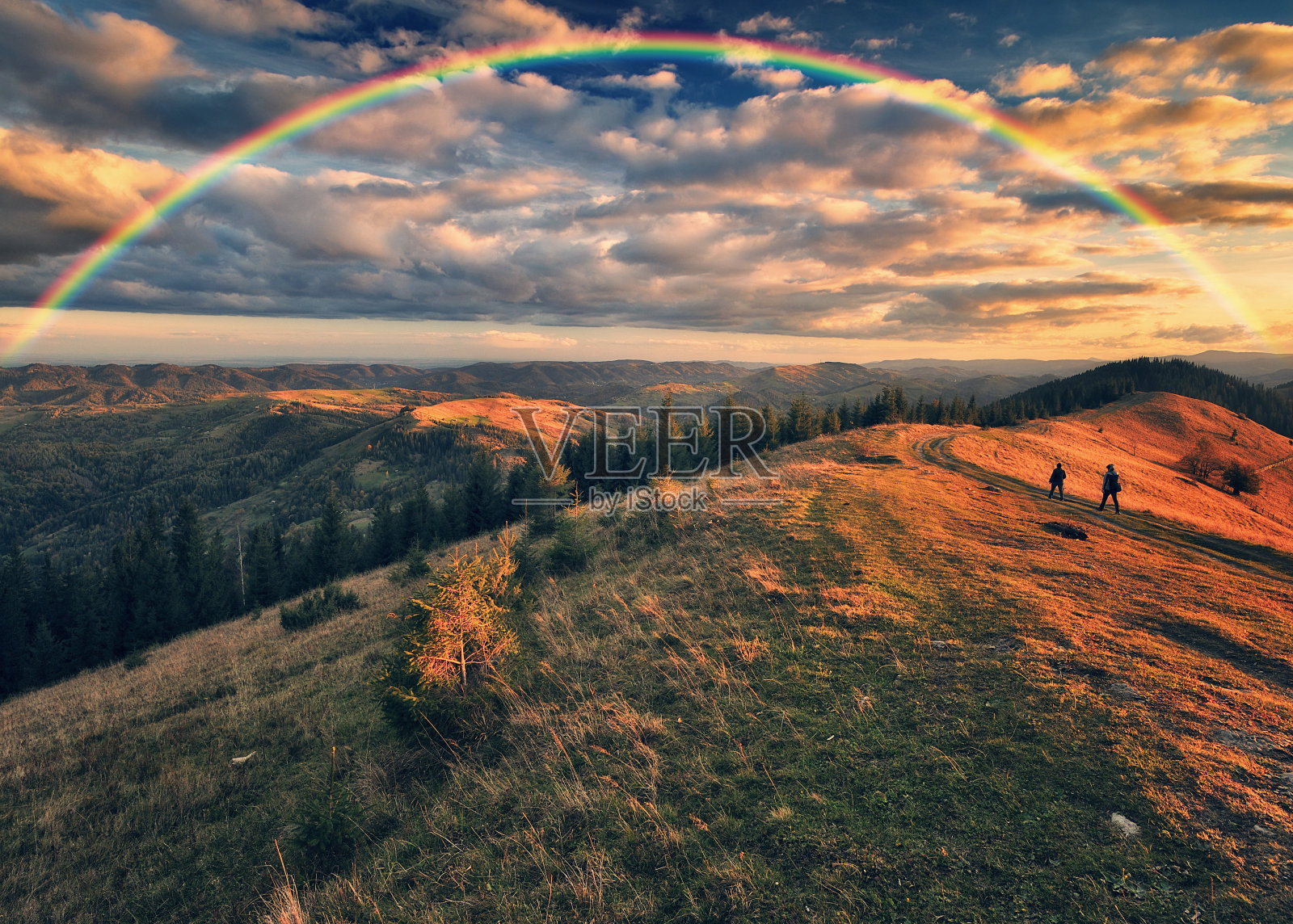 山上的彩虹。喀尔巴阡山脉秋天的早晨。乌克兰的性质照片摄影图片