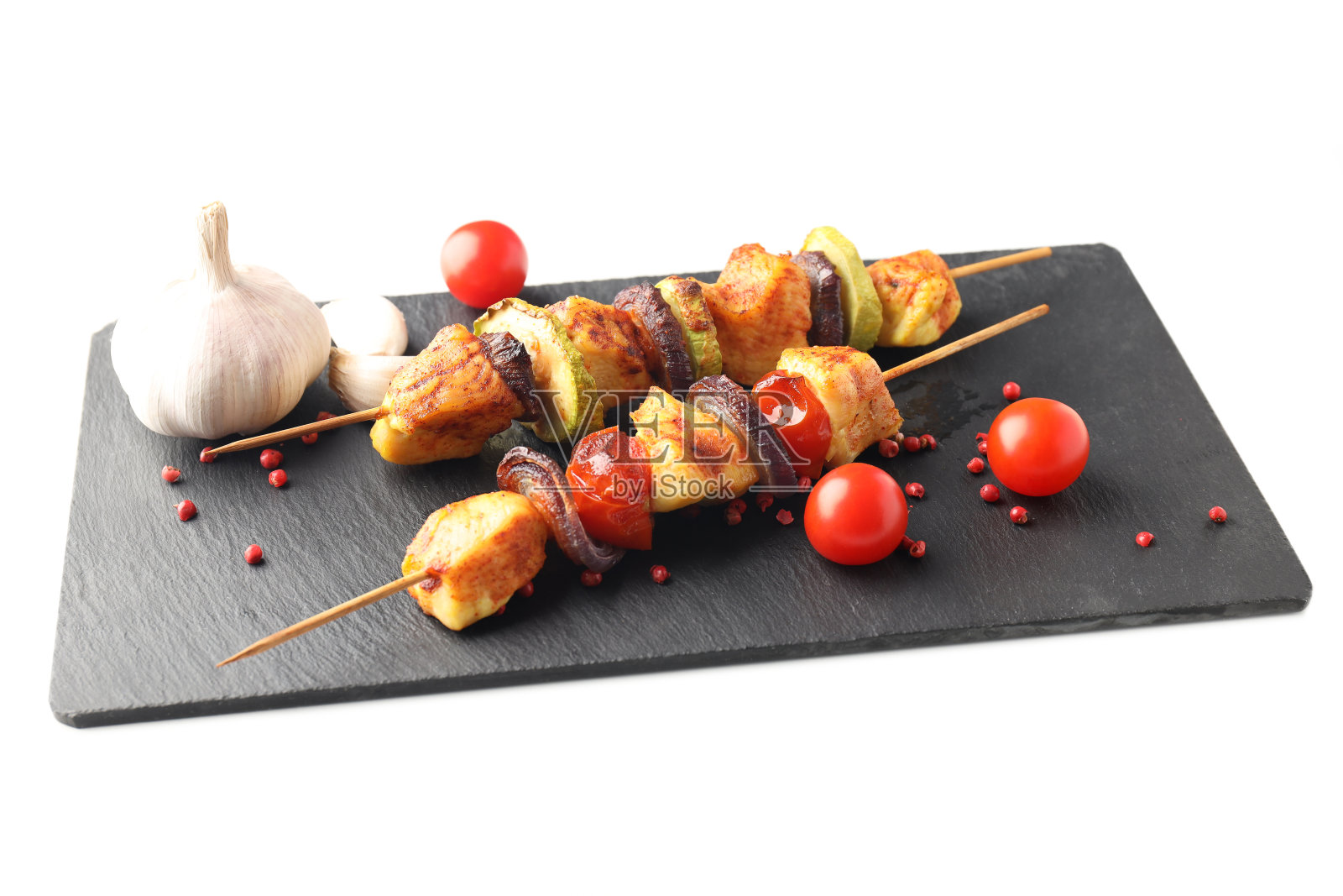 美味食物的概念，白色背景上的鸡肉串照片摄影图片